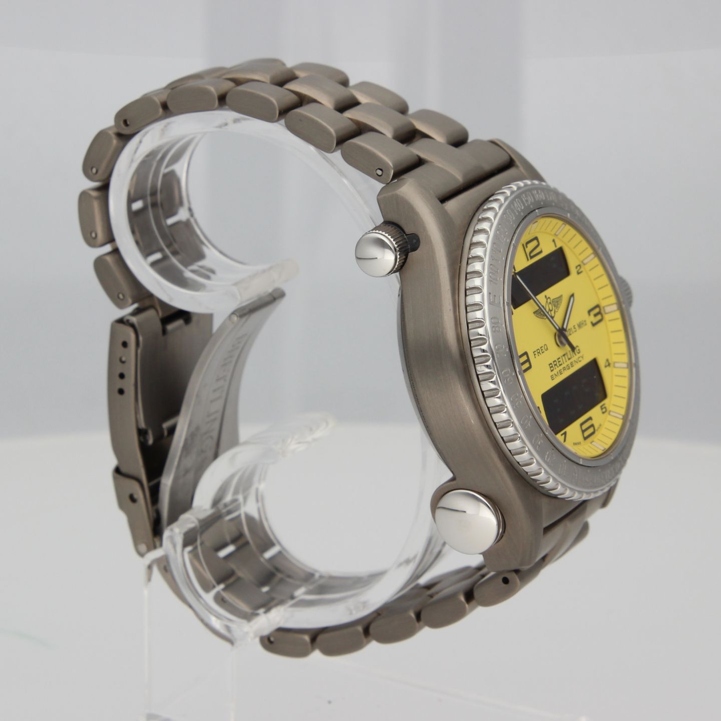Breitling Emergency E56121.1 (1998) - Yellow dial 43 mm Titanium case (5/8)