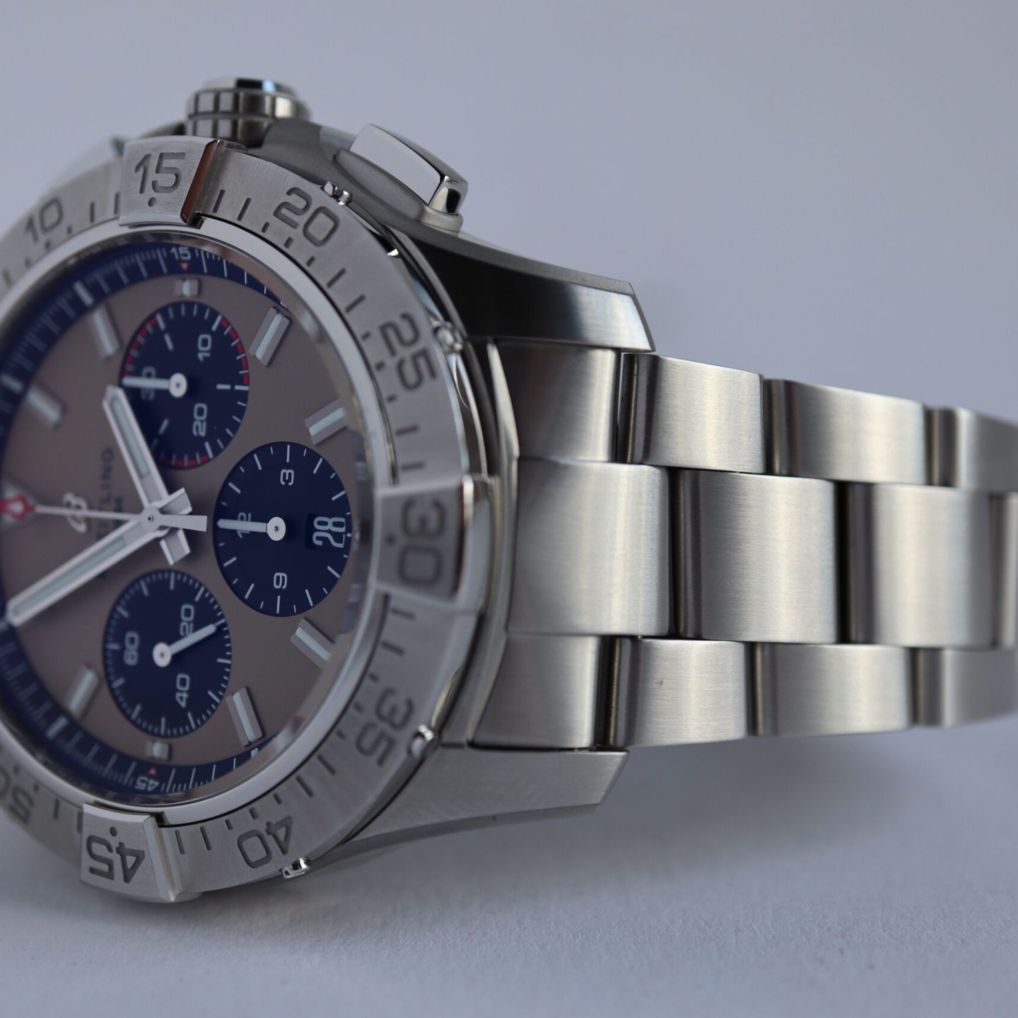 Breitling Avenger AB0147101A1X1 (2024) - Champagne wijzerplaat 44mm Staal (3/8)