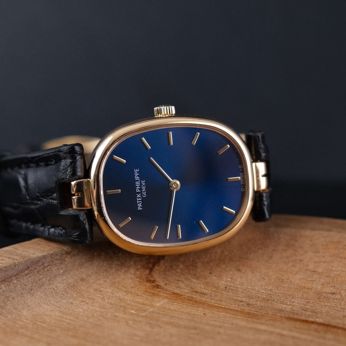 Patek Philippe Golden Ellipse 4826 (Unknown (random serial)) - Blue dial 23 mm Yellow Gold case (3/8)