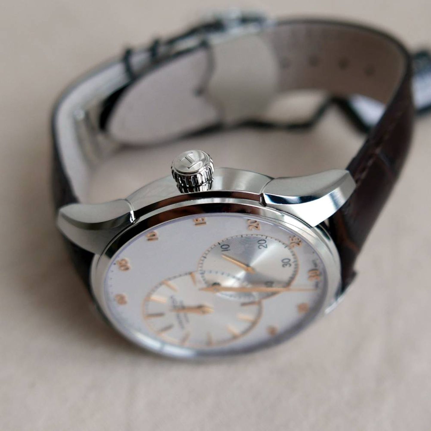 Hamilton Jazzmaster Regulator H42615553 (2025) - Silver dial 42 mm Steel case (6/8)