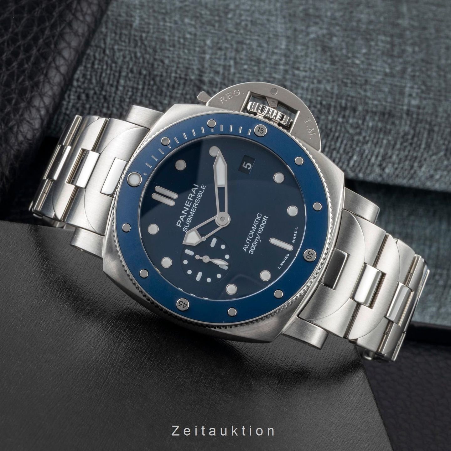 Panerai Luminor Submersible PAM02068 (Unknown (random serial)) - Blue dial 42 mm Steel case (2/8)