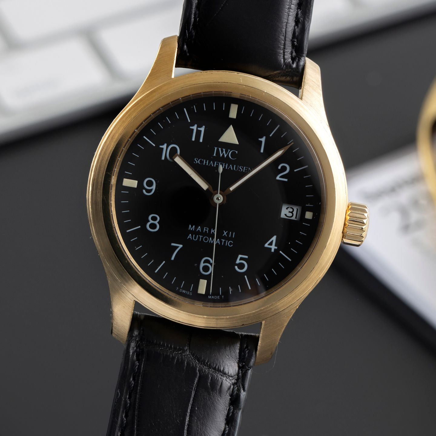 IWC Pilot Mark IW324103 (Unknown (random serial)) - Black dial 36 mm Yellow Gold case (3/8)