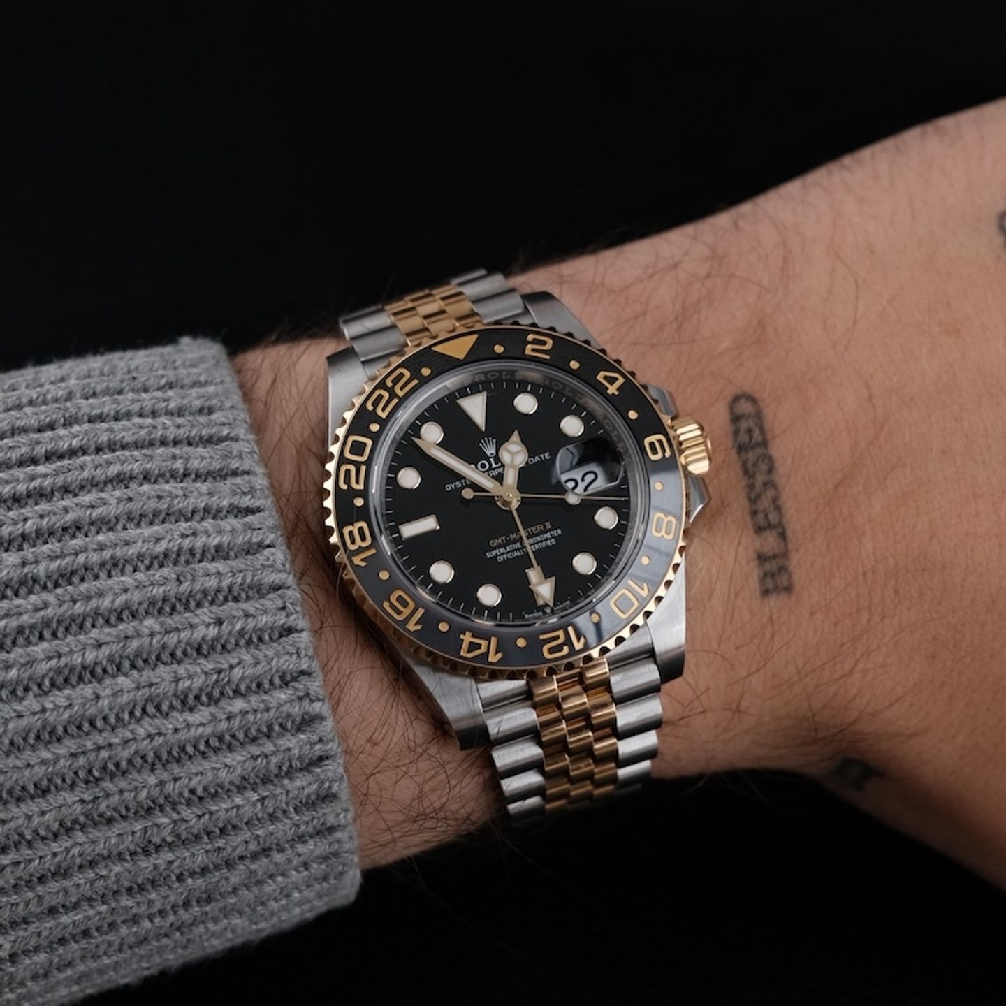 Rolex GMT-Master II 126713GRNR (2024) - Black dial 40 mm Gold/Steel case (2/8)