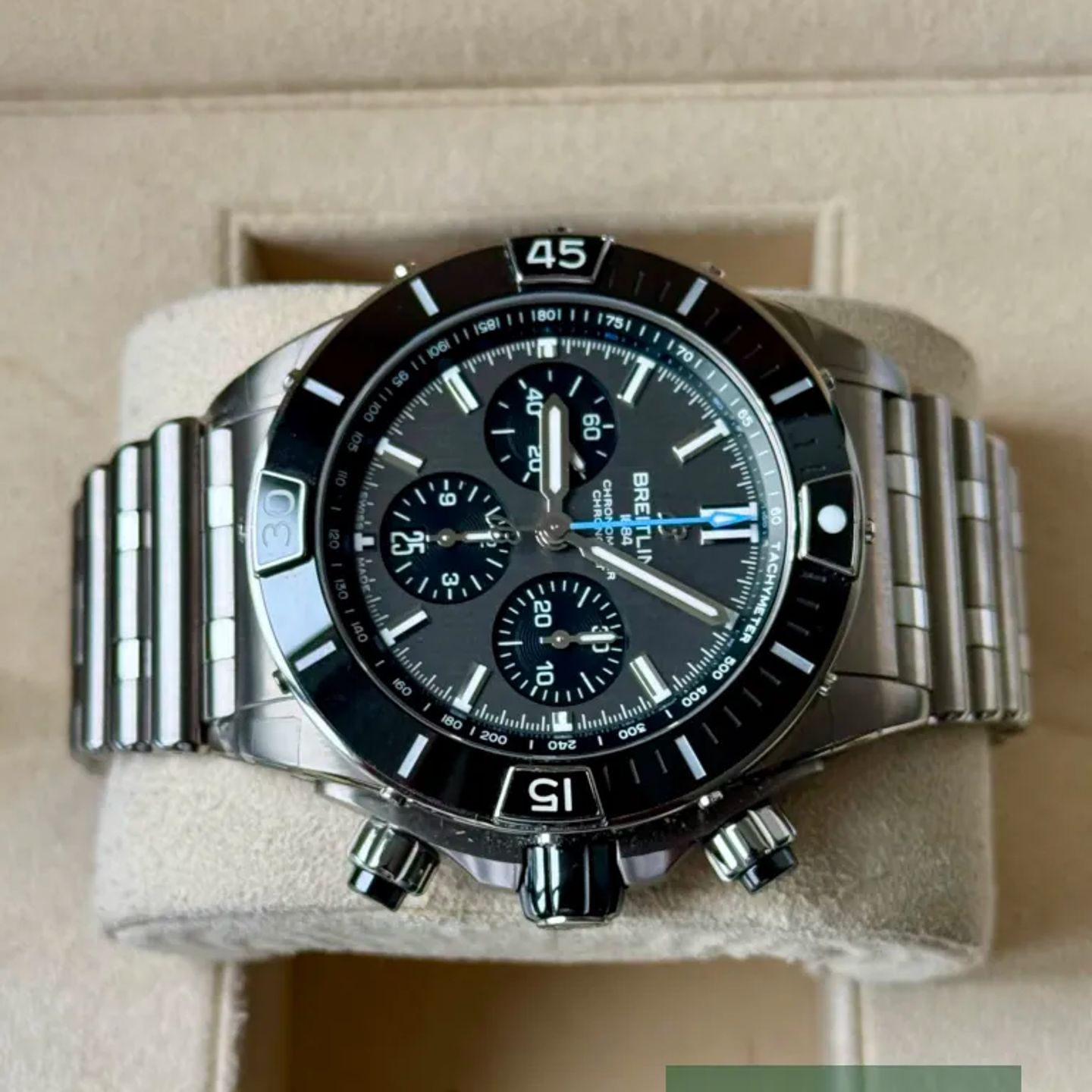 Breitling Super Chronomat EB0136251M1E1 (2024) - Grey dial 44 mm Titanium case (3/6)