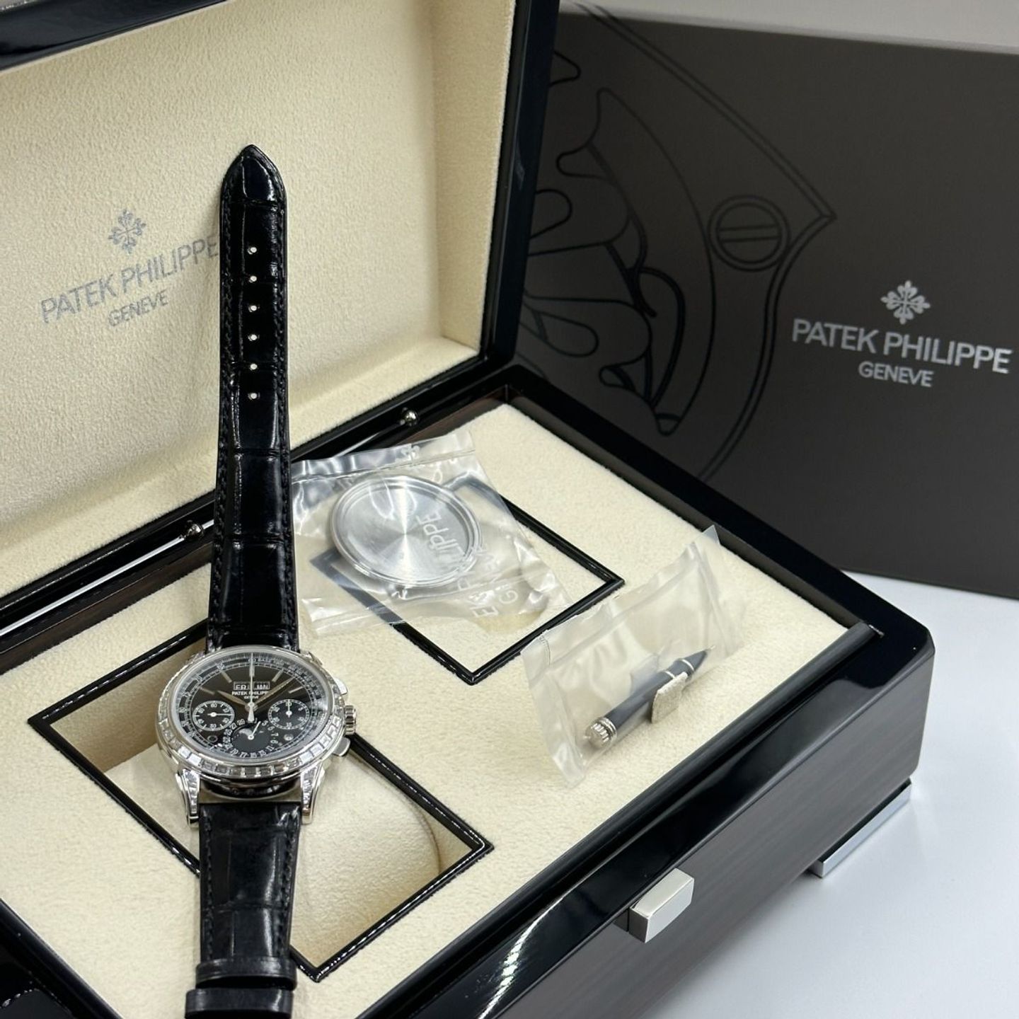 Patek Philippe Perpetual Calendar Chronograph 5271P-010 - (3/8)