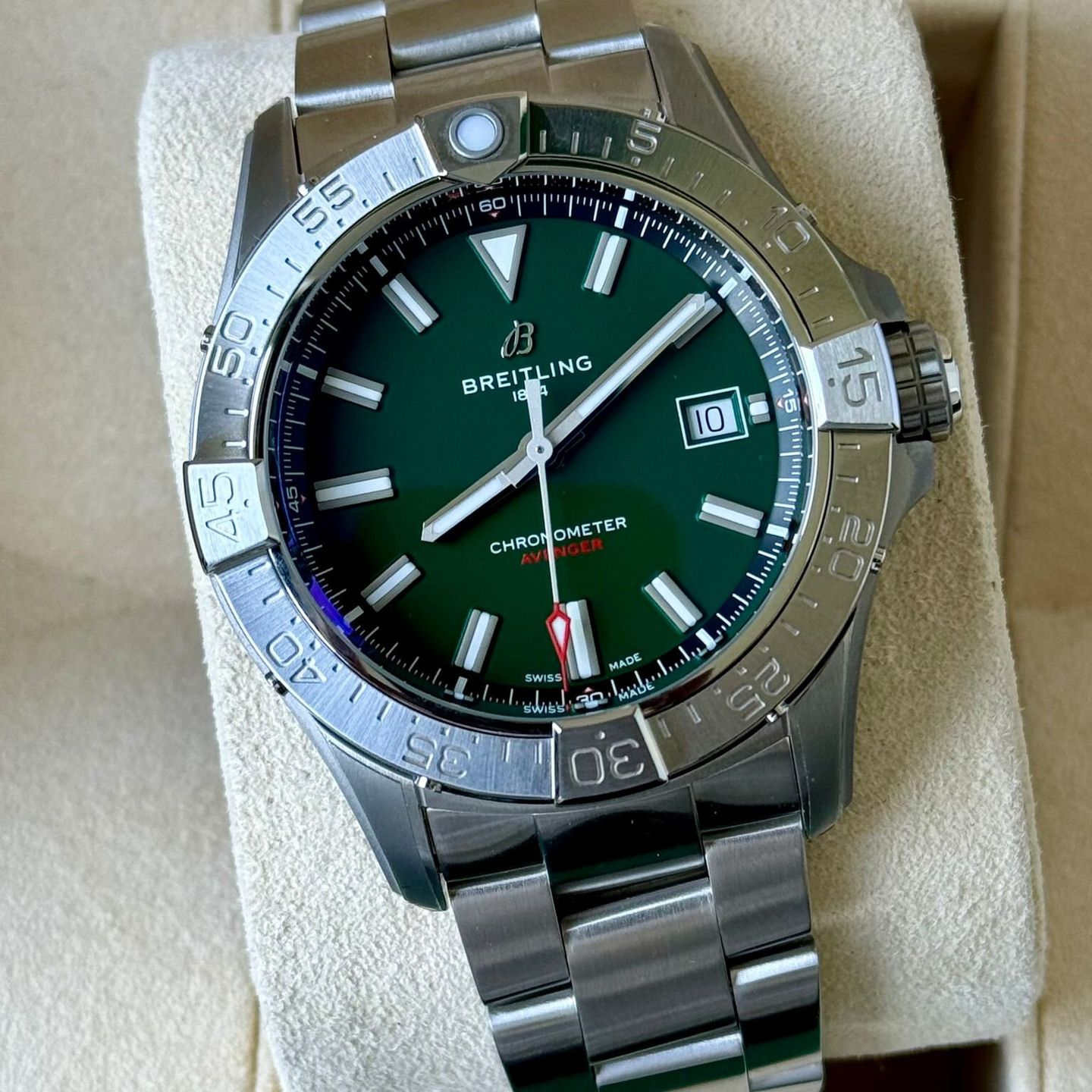 Breitling Avenger A17328101L1A1 (2024) - Green dial 42 mm Steel case (1/7)