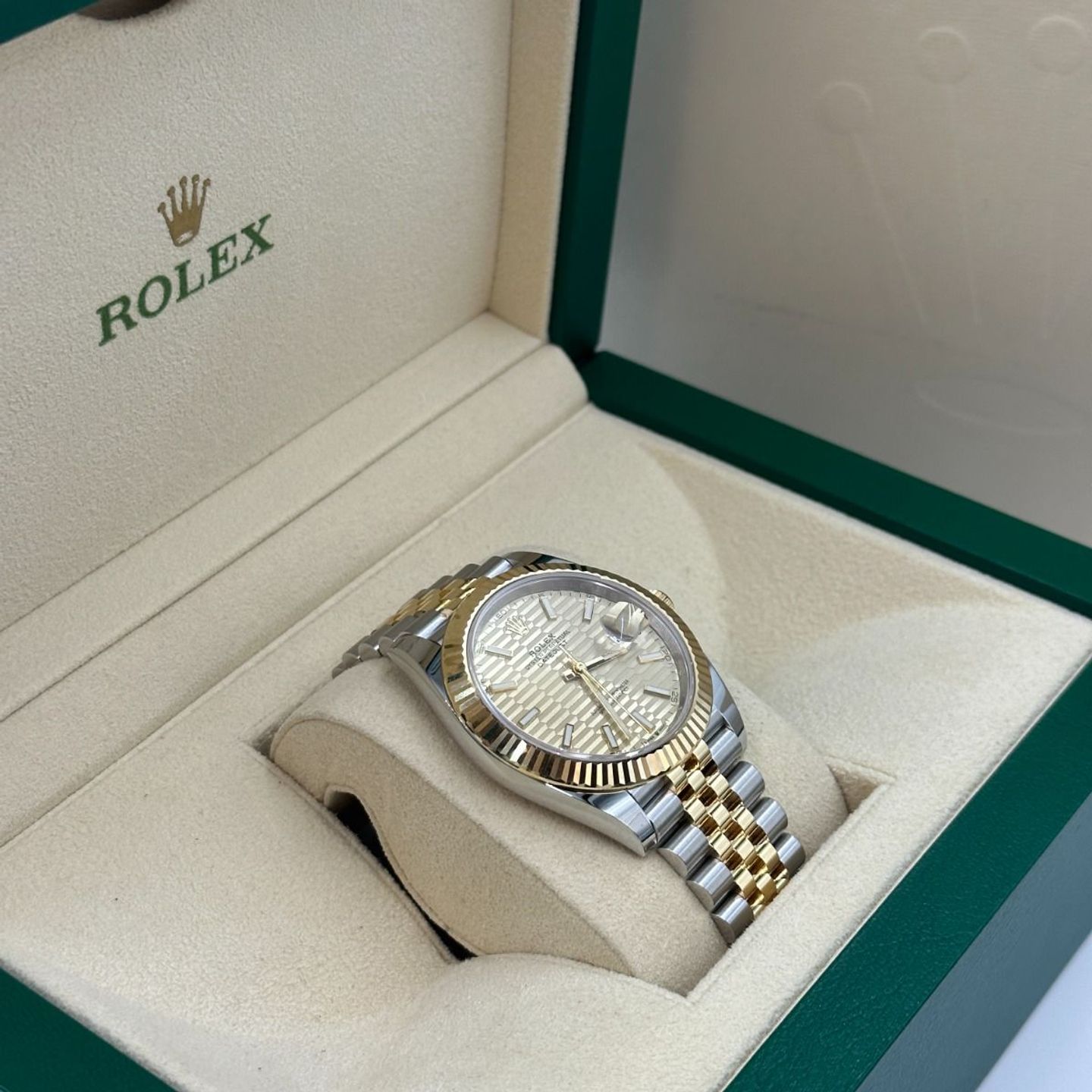 Rolex Datejust 41 126333 (2024) - Gold dial 41 mm Gold/Steel case (3/8)