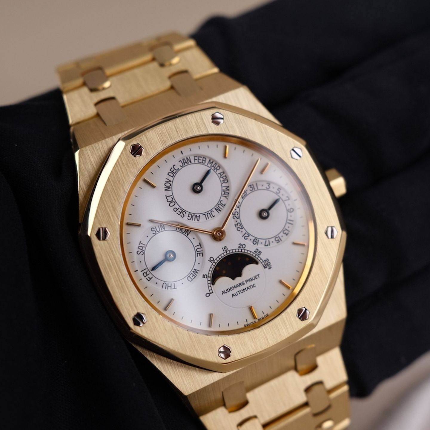 Audemars Piguet Jules Audemars 25919BC.OO.D002CR.02 (1993) - Black dial 39 mm White Gold case (1/8)