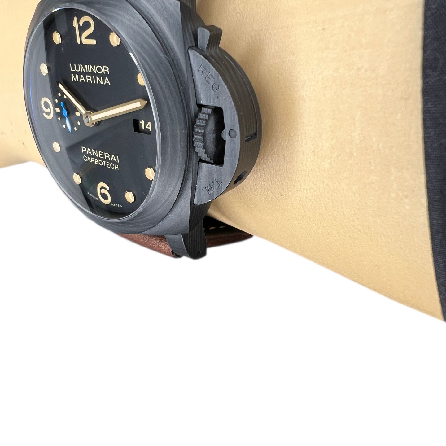 Panerai Luminor Marina 1950 3 Days Automatic PAM00661 (2023) - Black dial 44 mm Carbon case (5/8)