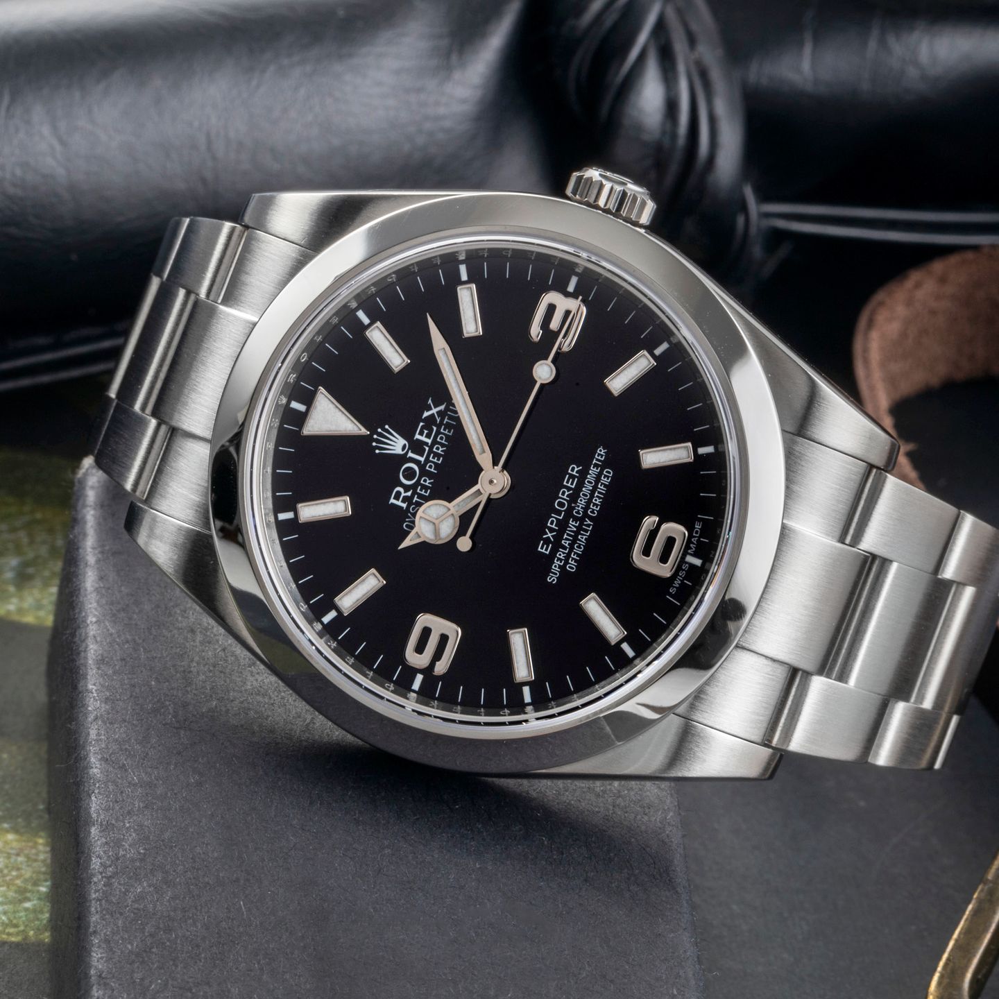 Rolex Explorer 214270 (2015) - Black dial 39 mm Steel case (2/8)