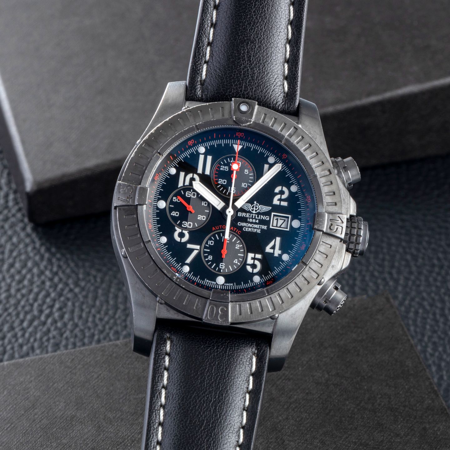 Breitling Super Avenger M13370 (2009) - Black dial 48 mm Steel case (3/8)