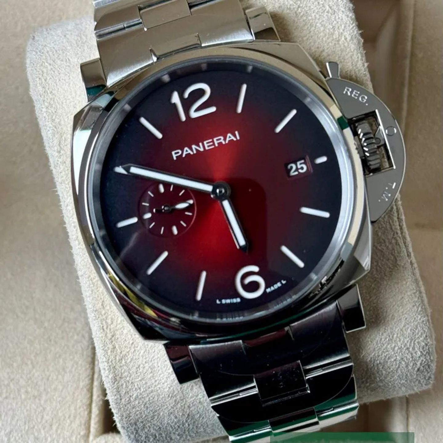 Panerai Luminor Due PAM01539 (2025) - Red dial 42 mm Steel case (1/7)
