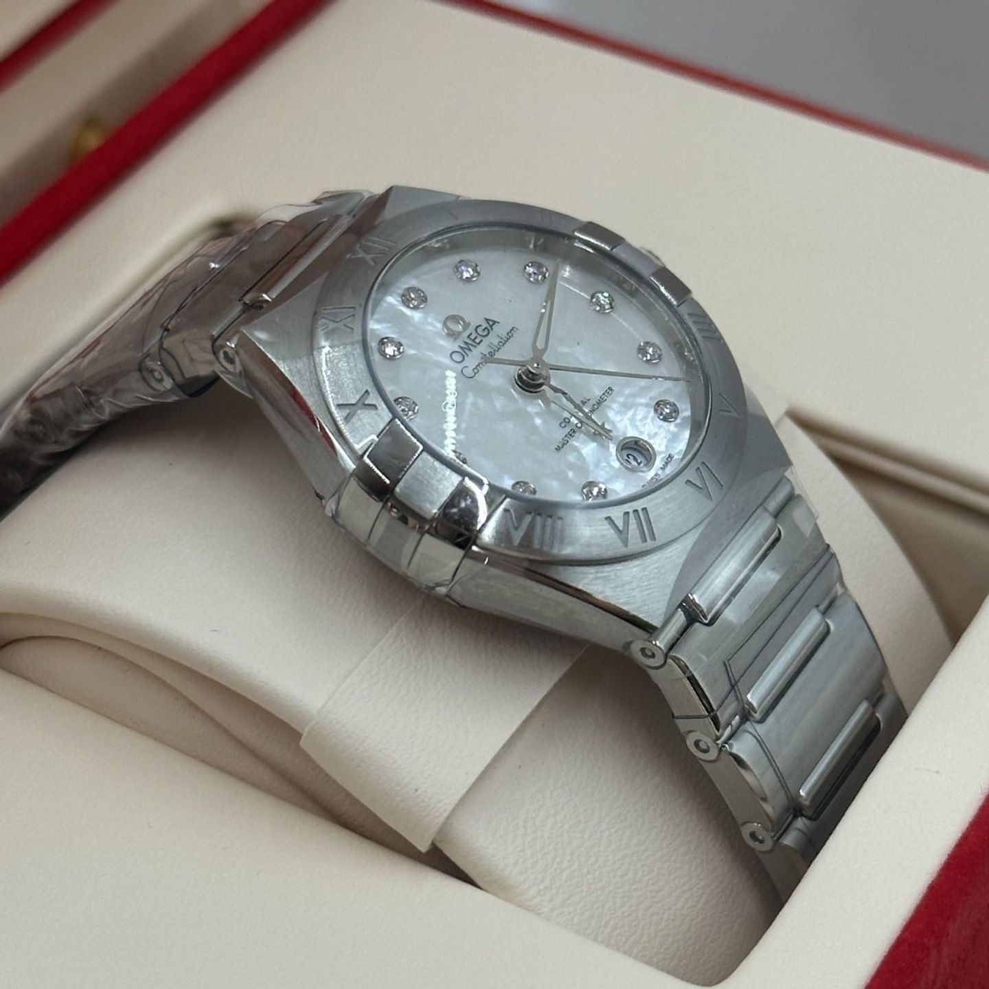 Omega Constellation 131.10.29.20.55.001 (2024) - White dial 29 mm Steel case (7/8)