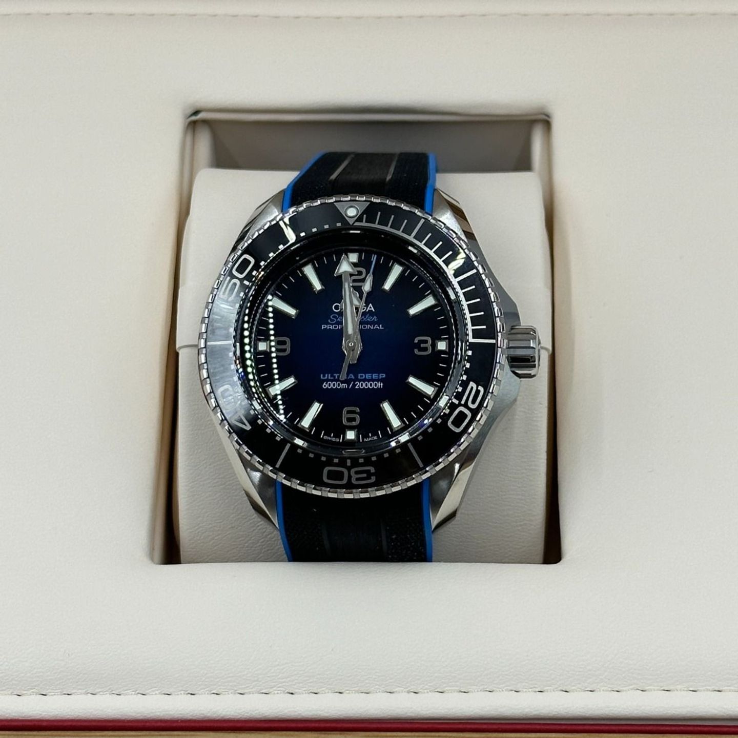 Omega Seamaster Planet Ocean 215.32.46.21.03.001 (2023) - Blue dial 45 mm Steel case (5/8)