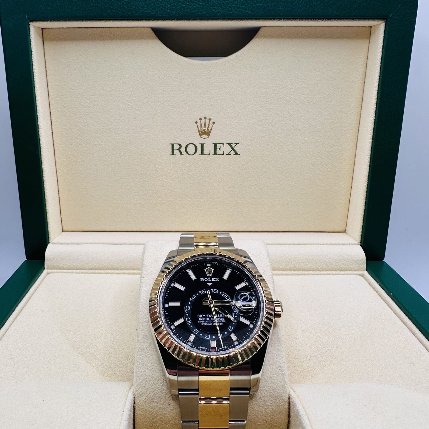 Rolex Sky-Dweller 336933 (2019) - Black dial 42 mm Gold/Steel case (3/6)