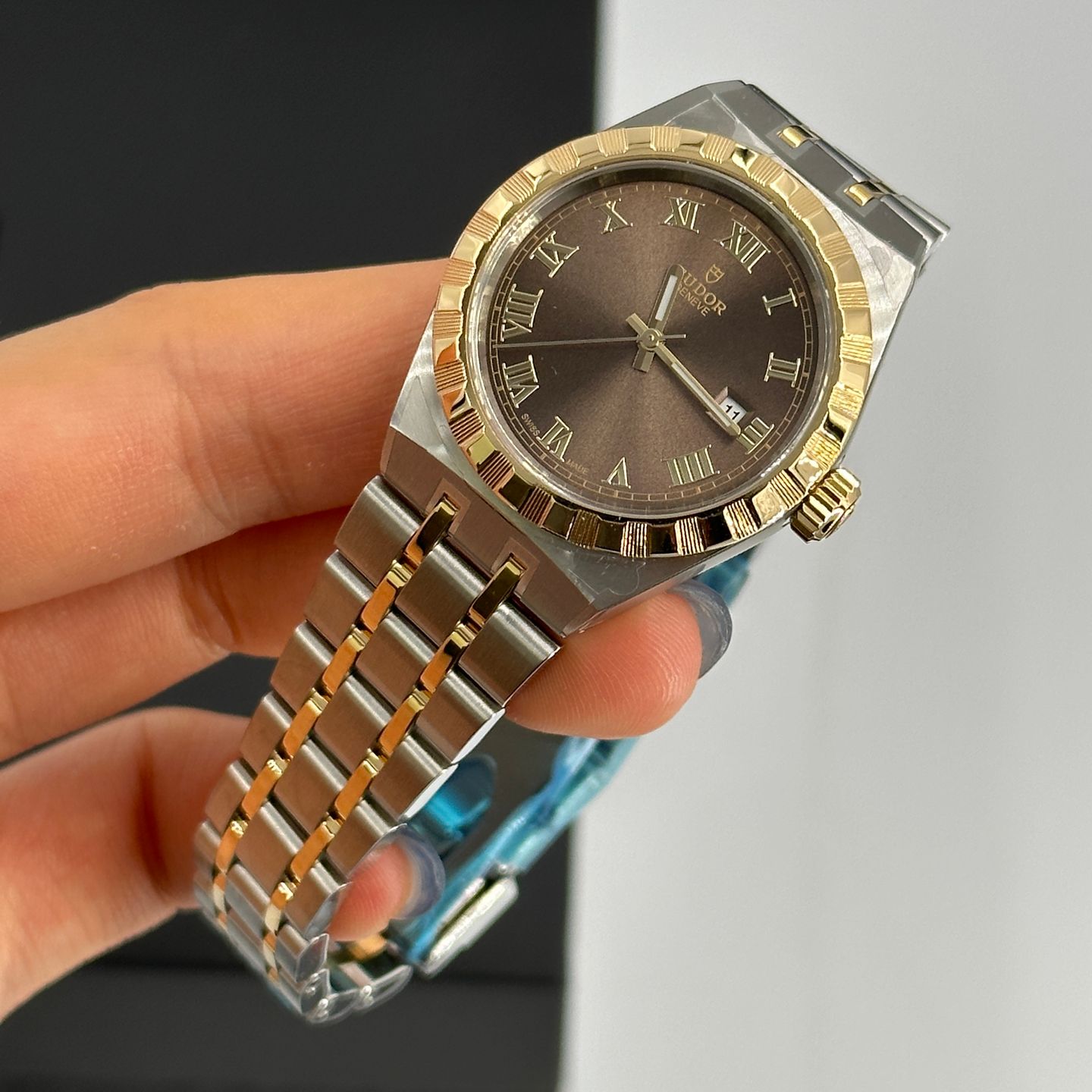 Tudor Royal 28303 (2024) - Bruin wijzerplaat 28mm Staal (7/8)