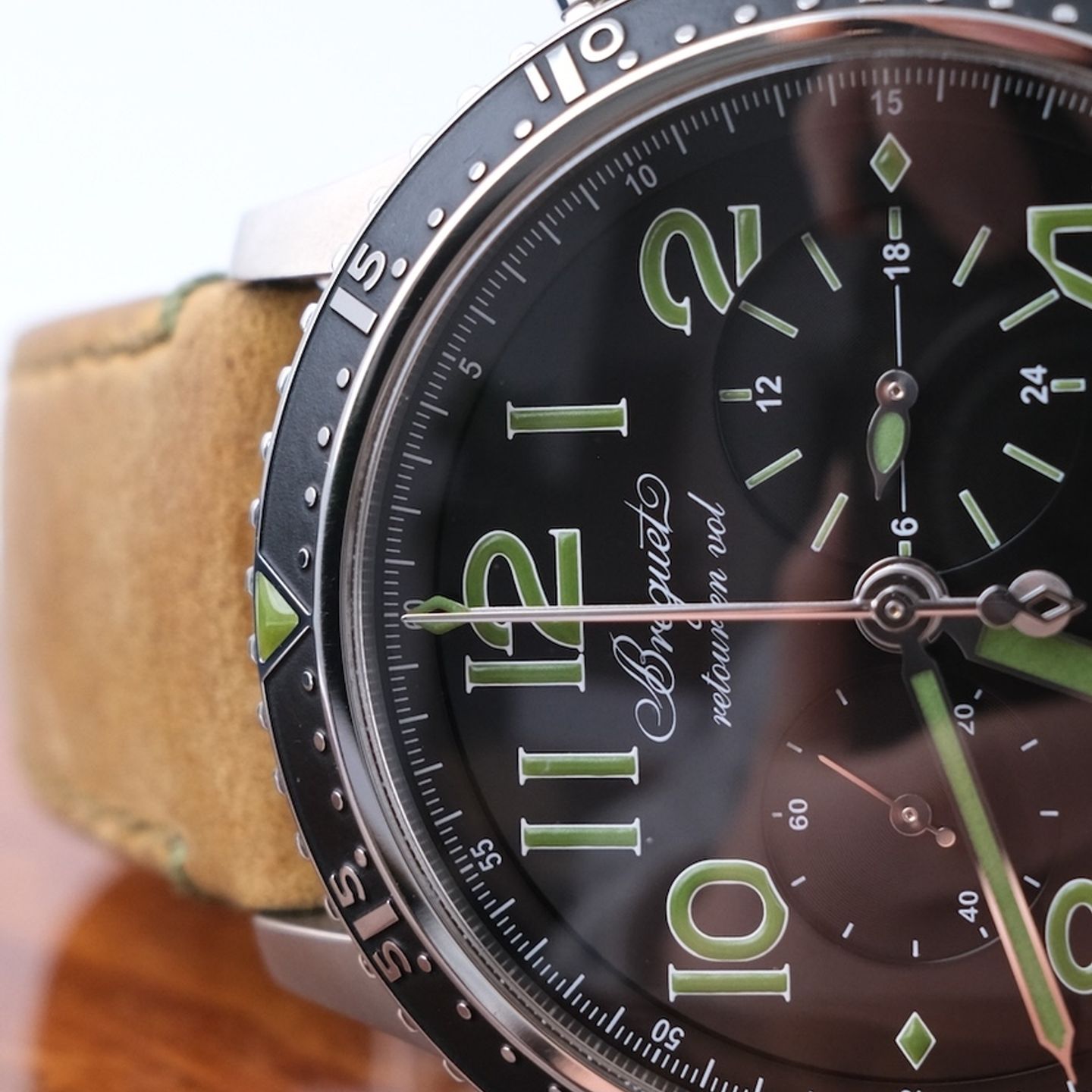 Breguet Type XX - XXI - XXII 3815TI/HM/3ZU (2022) - Black dial 42 mm Titanium case (3/8)