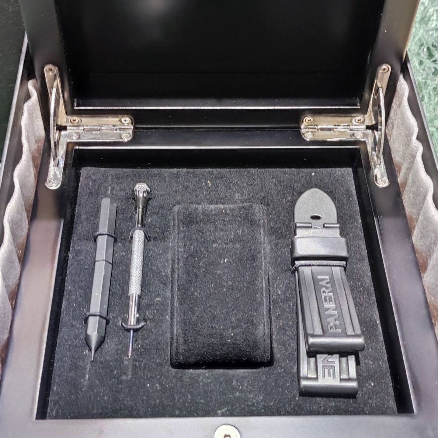 Panerai Luminor Base Logo PAM00773 (2018) - Black dial 44 mm Steel case (6/6)