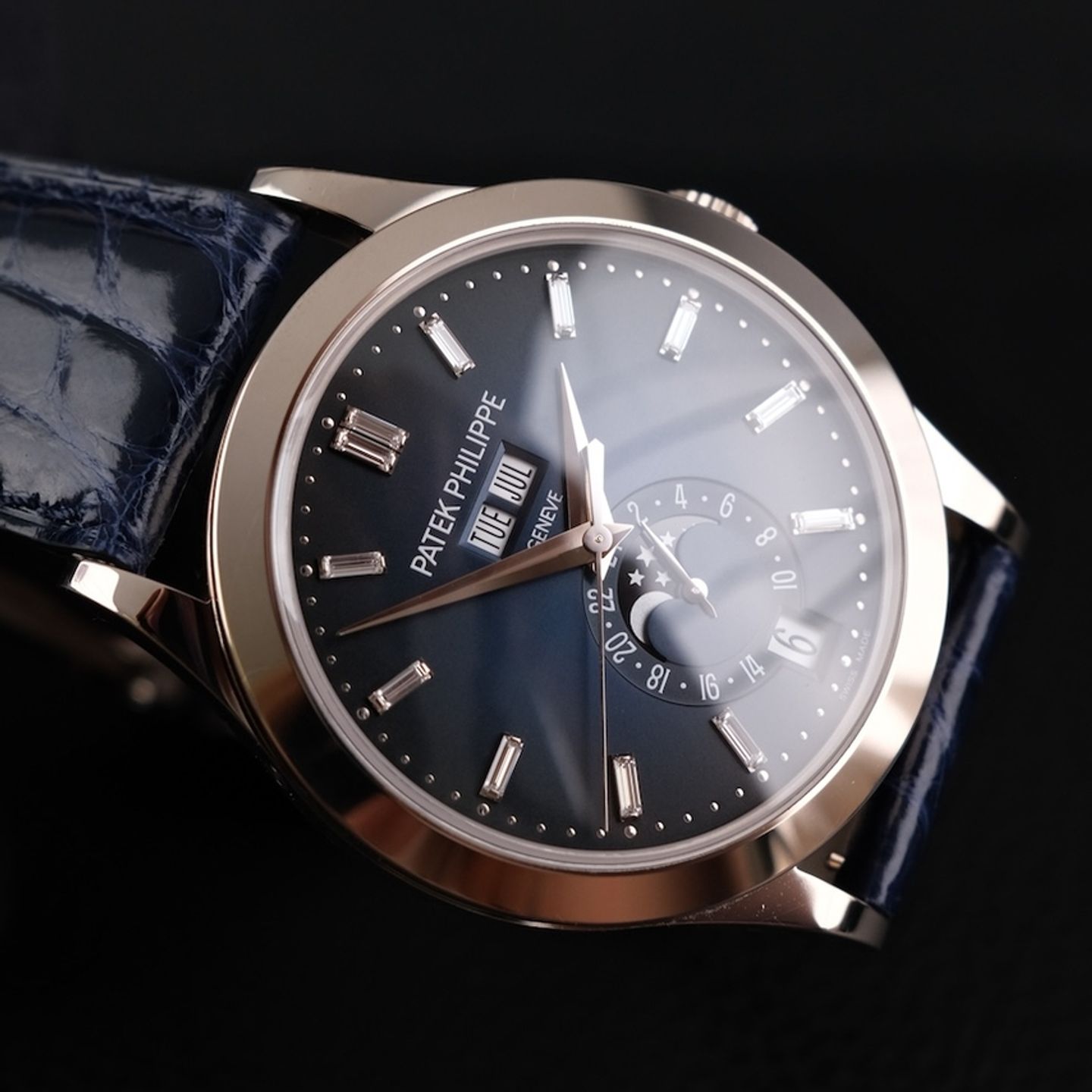 Patek Philippe Annual Calendar 5396G-017 (2024) - Blue dial 39 mm White Gold case (6/8)