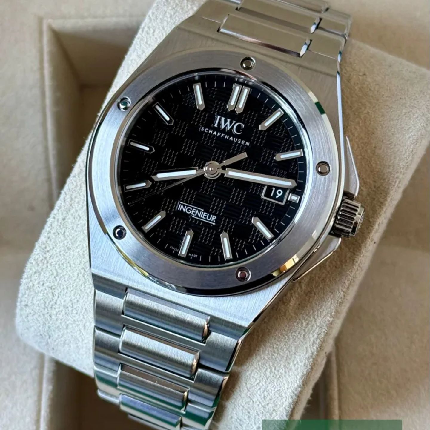 IWC Ingenieur Automatic IW328901 (2022) - Black dial 40 mm Steel case (3/7)