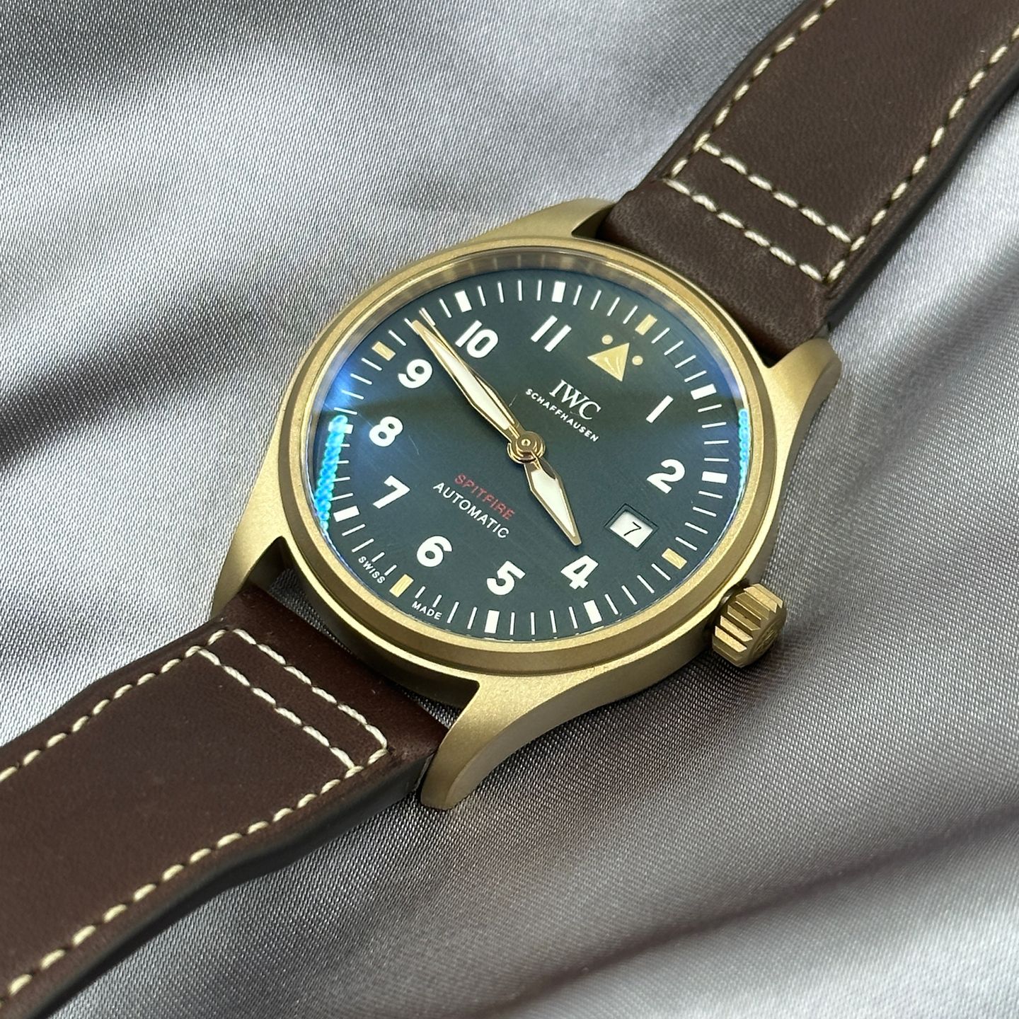 IWC Pilot IW326806 (2024) - Groen wijzerplaat 39mm Brons (2/6)