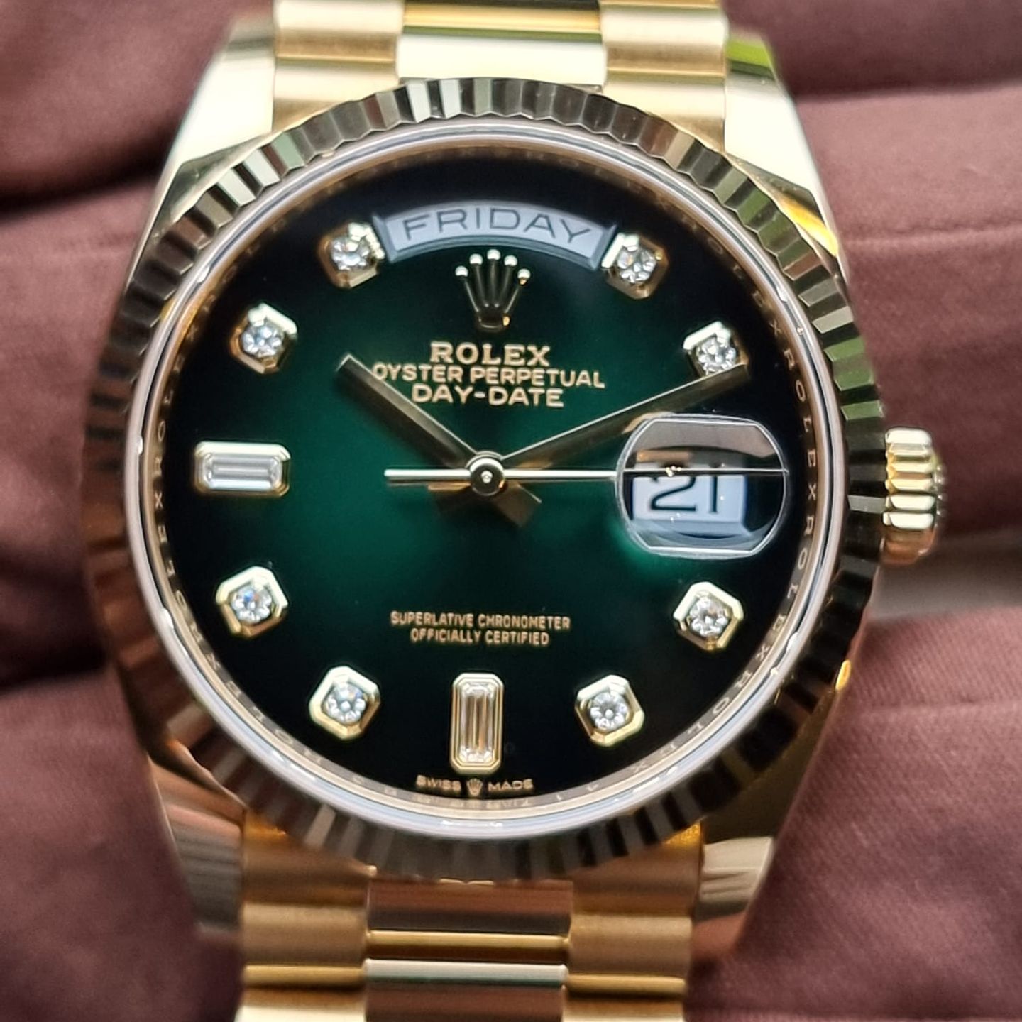 Rolex Day-Date 36 128238 (2021) - Green dial 43 mm Yellow Gold case (2/8)