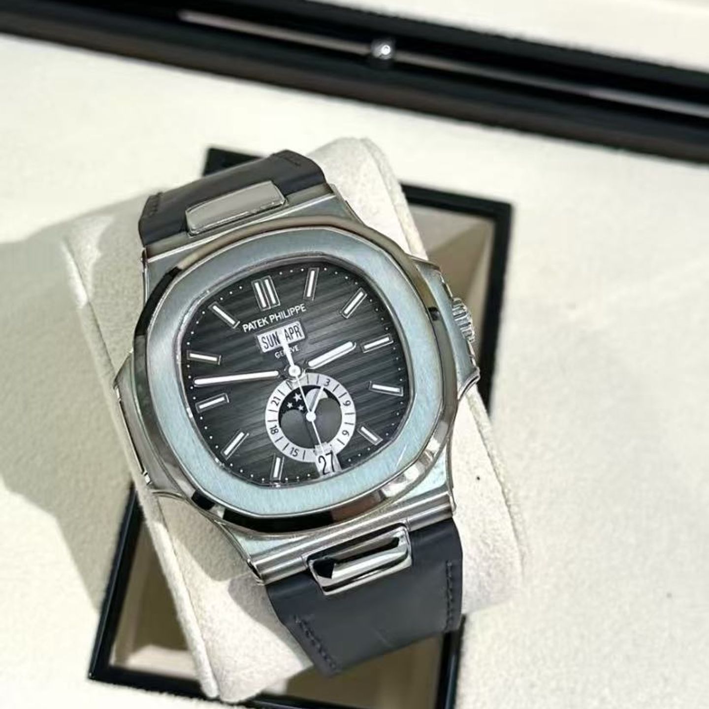 Patek Philippe Nautilus 5726A-001 (2025) - Zwart wijzerplaat 41mm Staal (2/4)