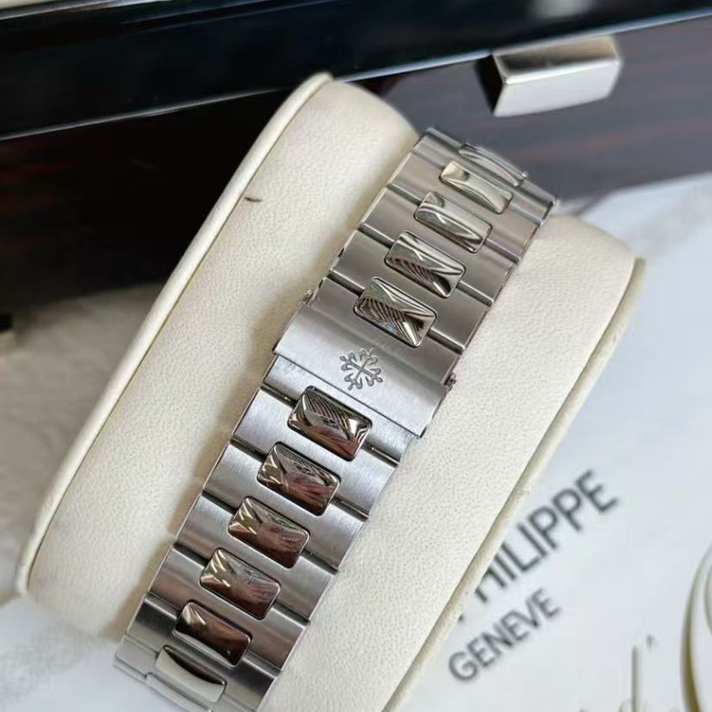 Patek Philippe Nautilus 5726A-001 (2025) - Zwart wijzerplaat 41mm Staal (4/4)