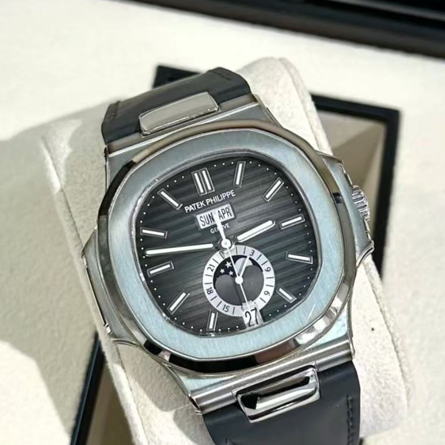 Patek Philippe Nautilus 5726A-001 (2025) - Zwart wijzerplaat 41mm Staal (1/4)