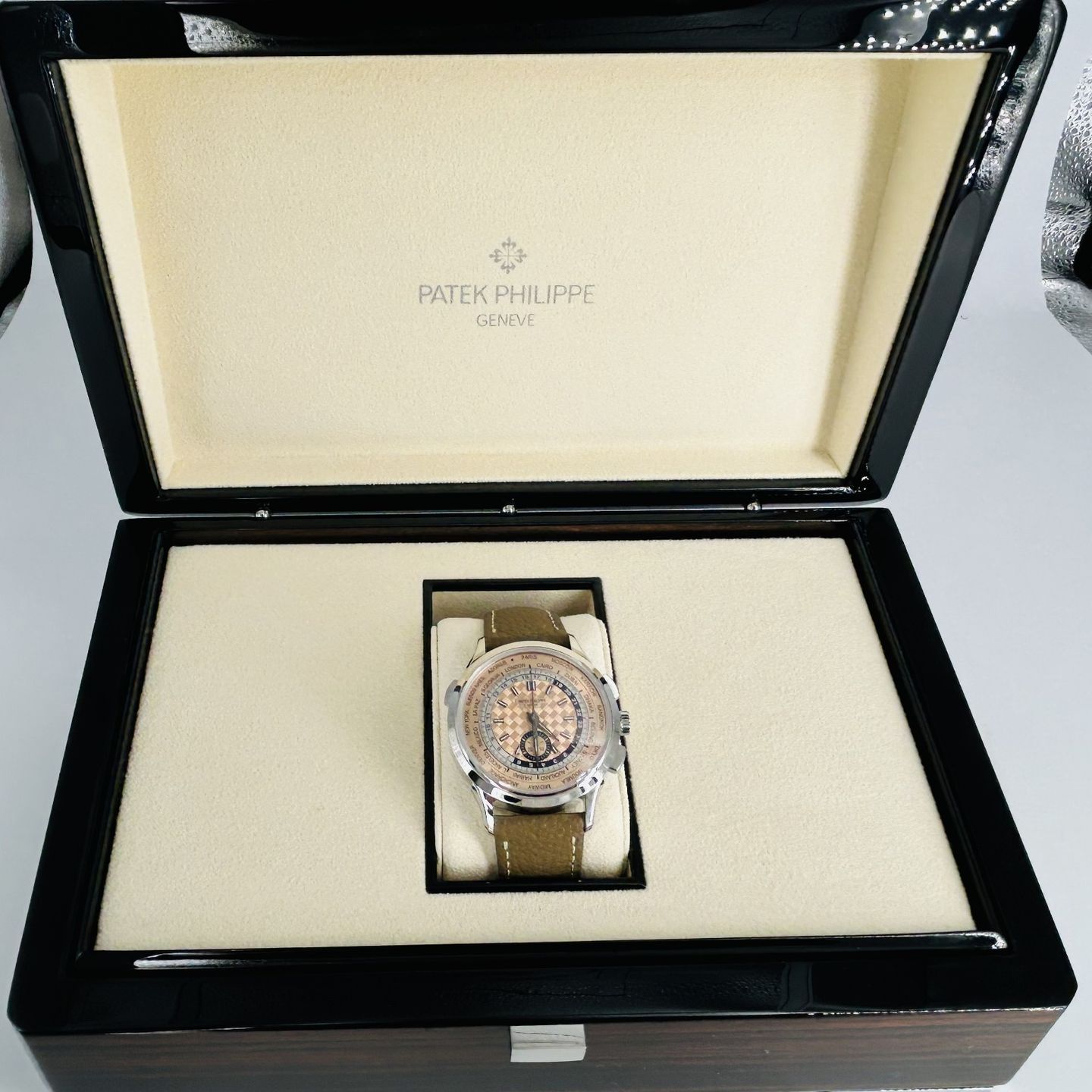 Patek Philippe World Time Chronograph 5935A-001 (2023) - Pink dial 41 mm Steel case (3/8)