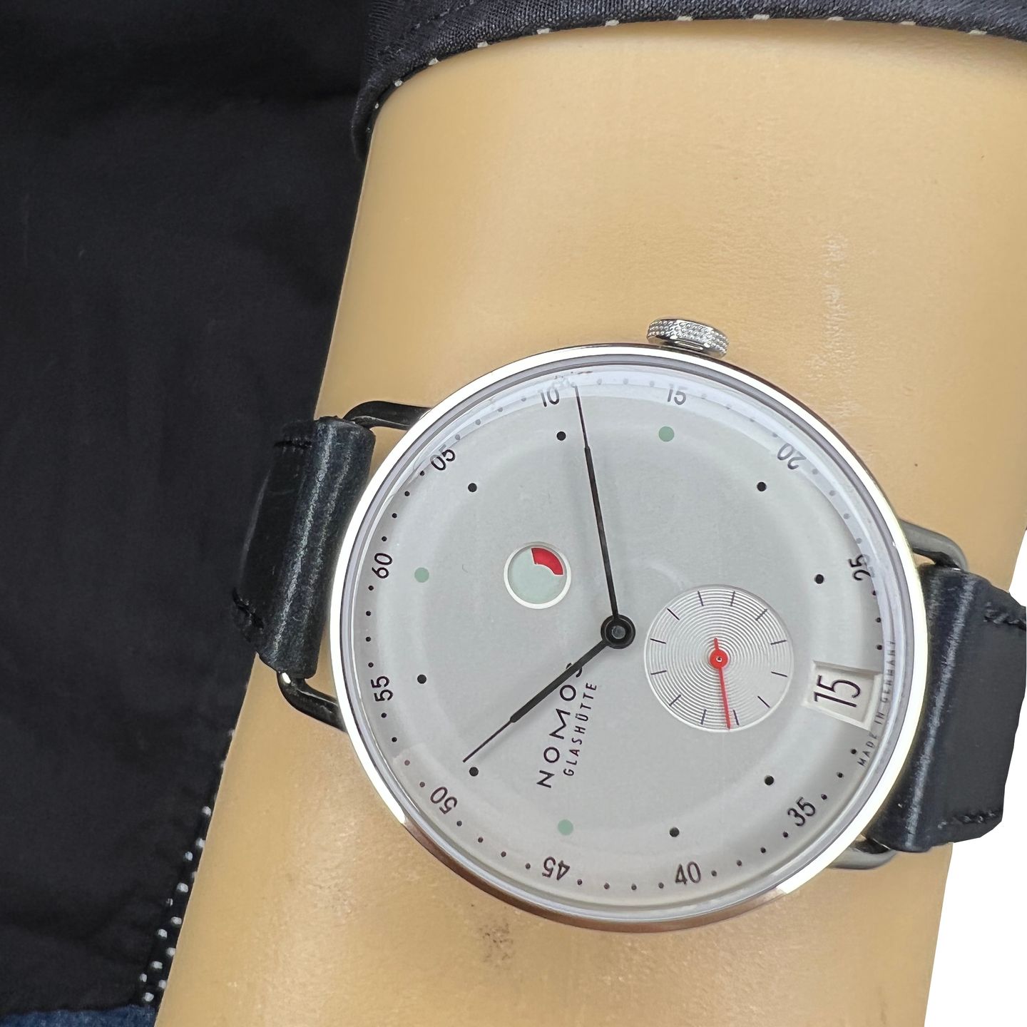 NOMOS Metro Datum Gangreserve 1101 (2024) - Zilver wijzerplaat 37mm Staal (3/8)