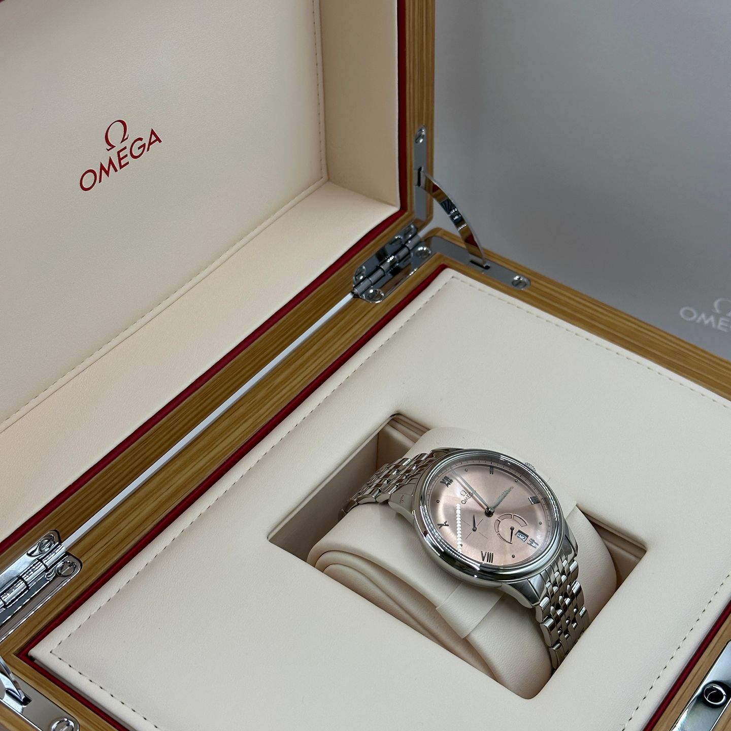 Omega De Ville Prestige 434.10.41.21.10.001 (2024) - Roze wijzerplaat 41mm Staal (2/8)