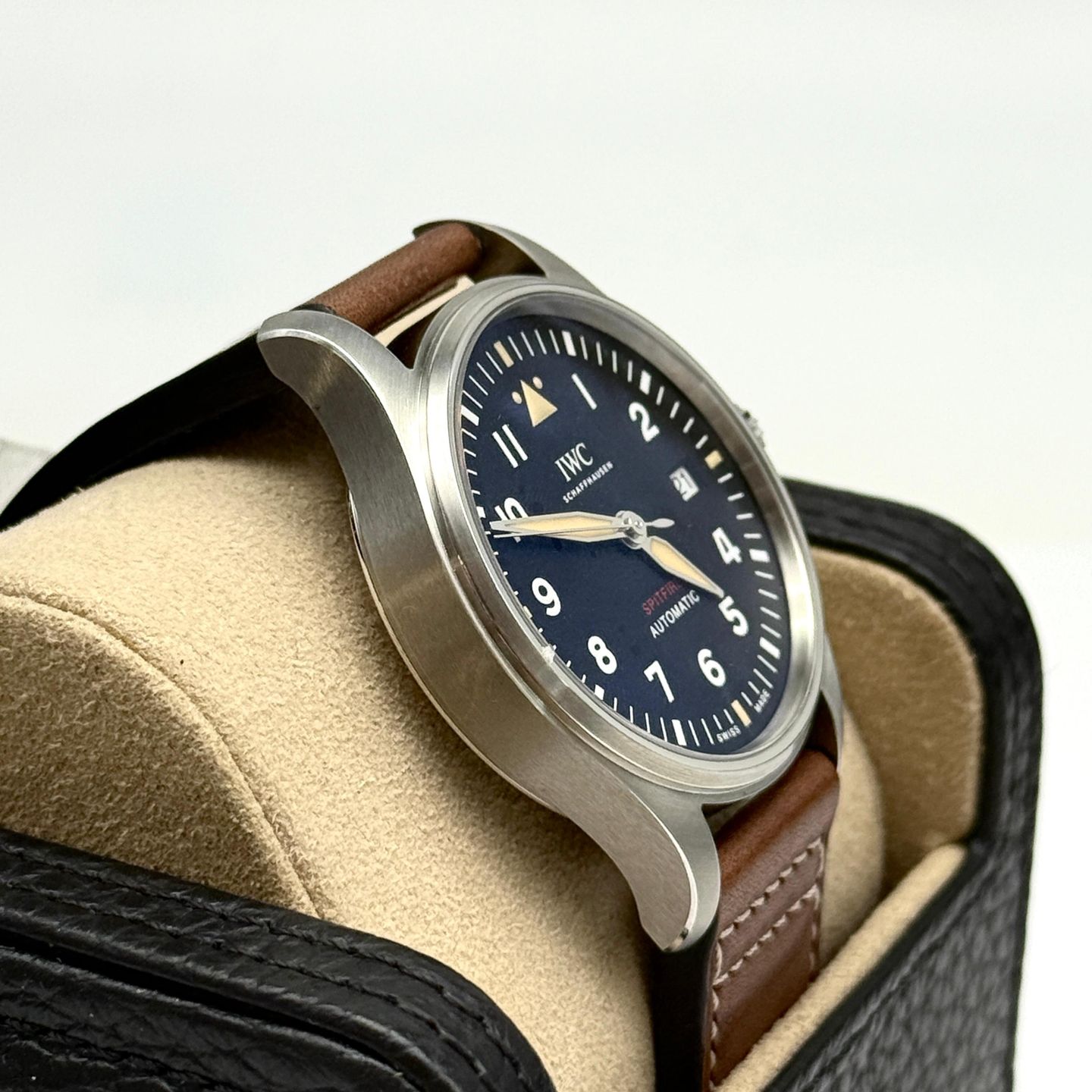 IWC Pilot IW326803 (2023) - Black dial 39 mm Steel case (3/4)