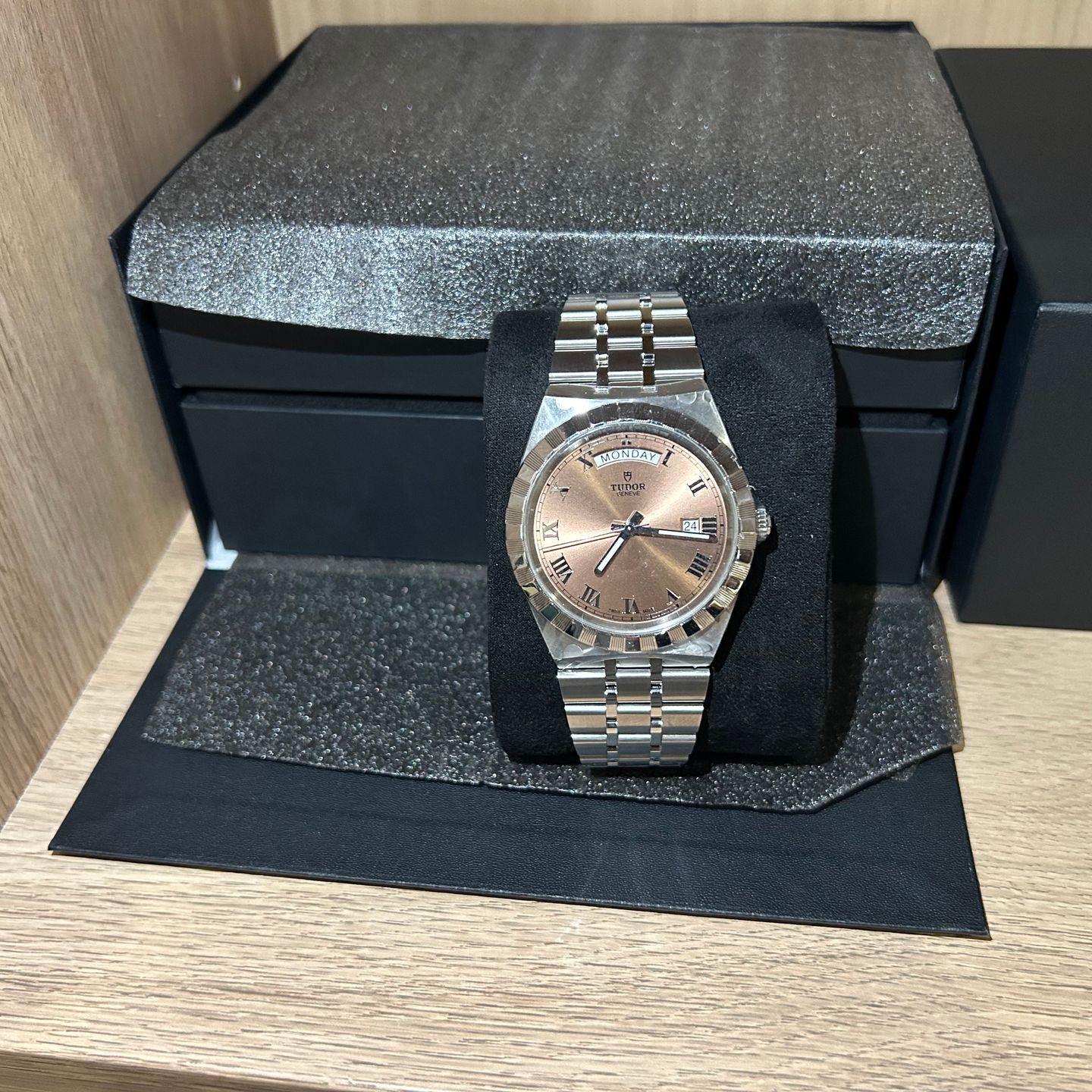 Tudor Royal 28600 (2024) - Pink dial 41 mm Steel case (2/8)