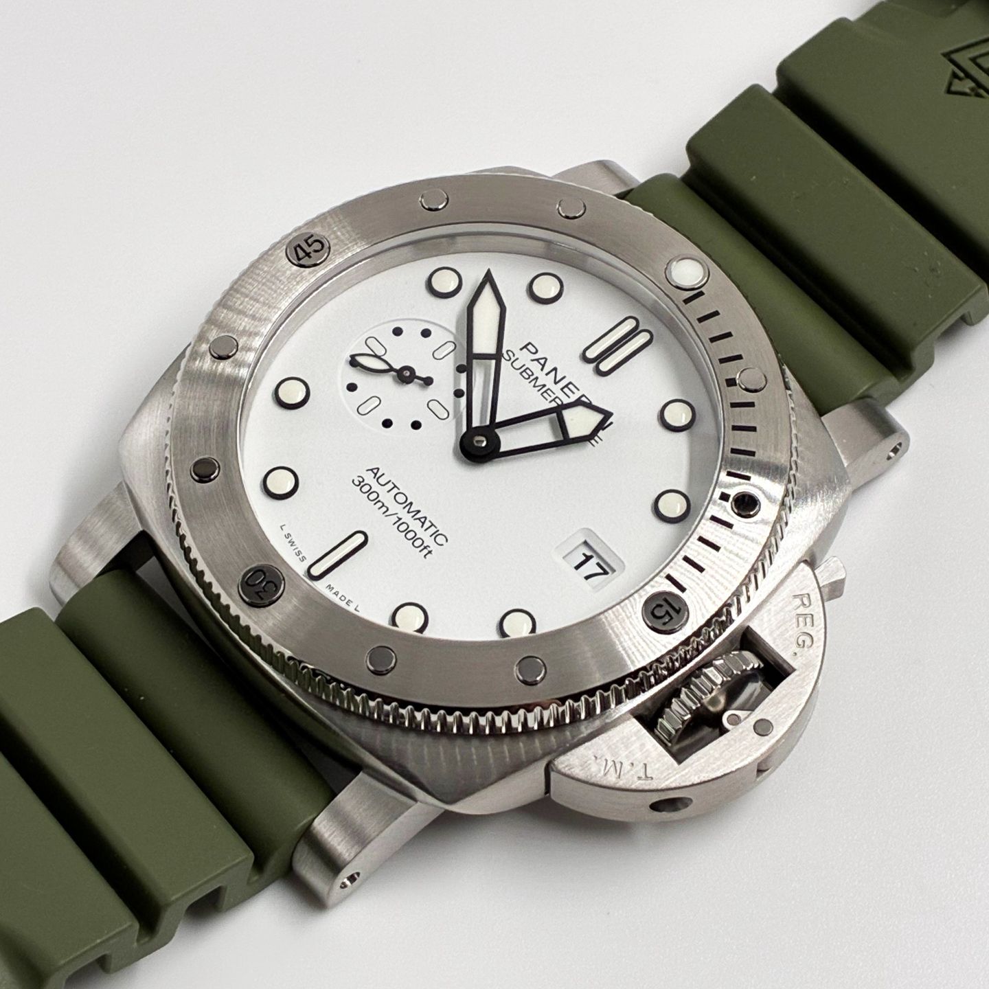 Panerai Submersible PAM01595 (2025) - White dial 44 mm Steel case (2/6)