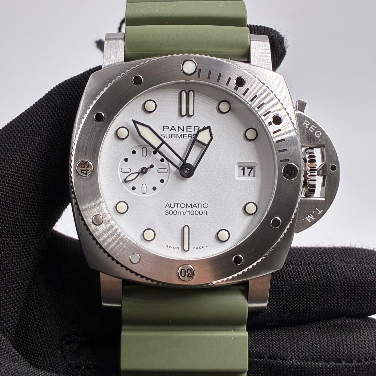 Panerai Submersible PAM01595 (2025) - White dial 44 mm Steel case (1/6)