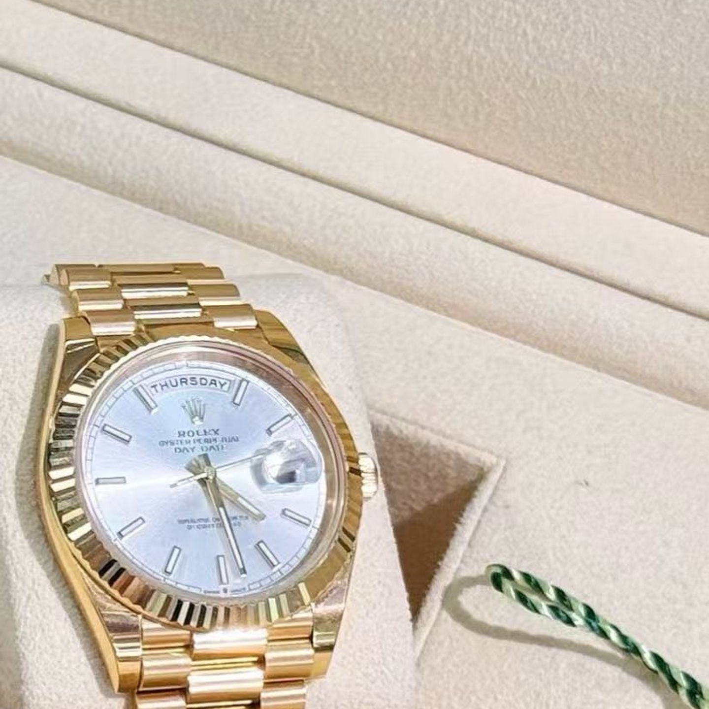 Rolex Day-Date 40 228238 (2023) - Silver dial 40 mm Yellow Gold case (2/2)
