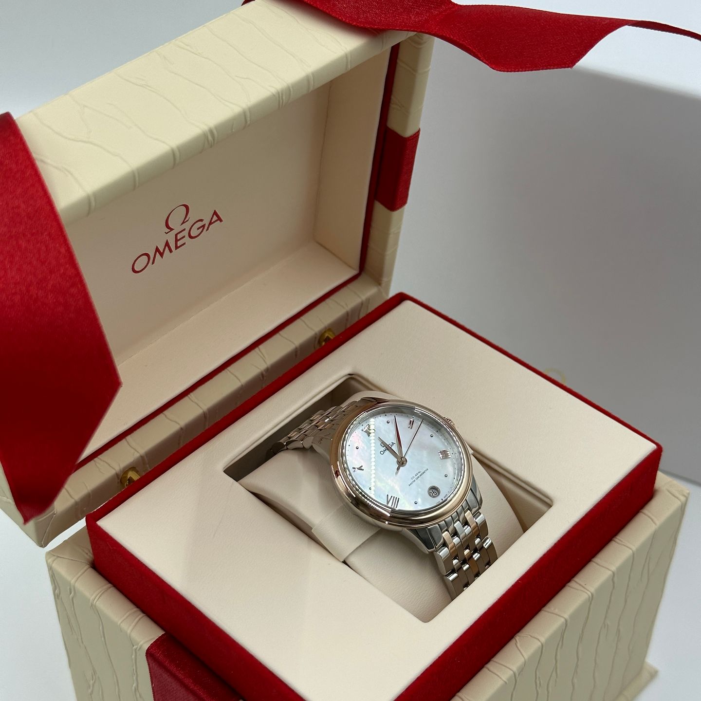 Omega De Ville Prestige 434.20.34.20.05.001 (2024) - Pearl dial 34 mm Gold/Steel case (2/8)