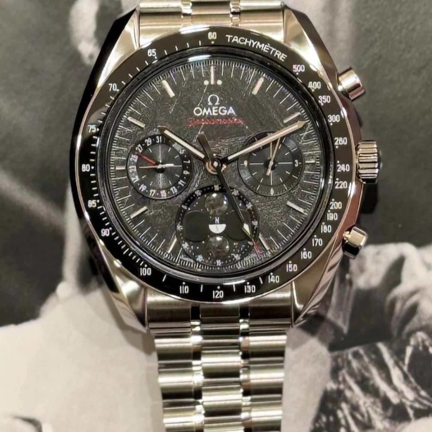 Omega Speedmaster Moonphase 304.30.43.52.01.001 (2025) - Black dial 43 mm Steel case (1/4)