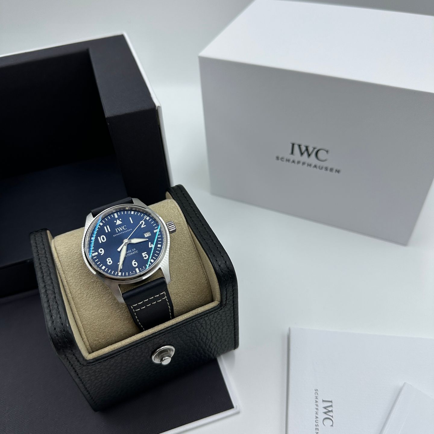 IWC Pilot Mark IW328203 (2023) - Blauw wijzerplaat 40mm Staal (1/8)