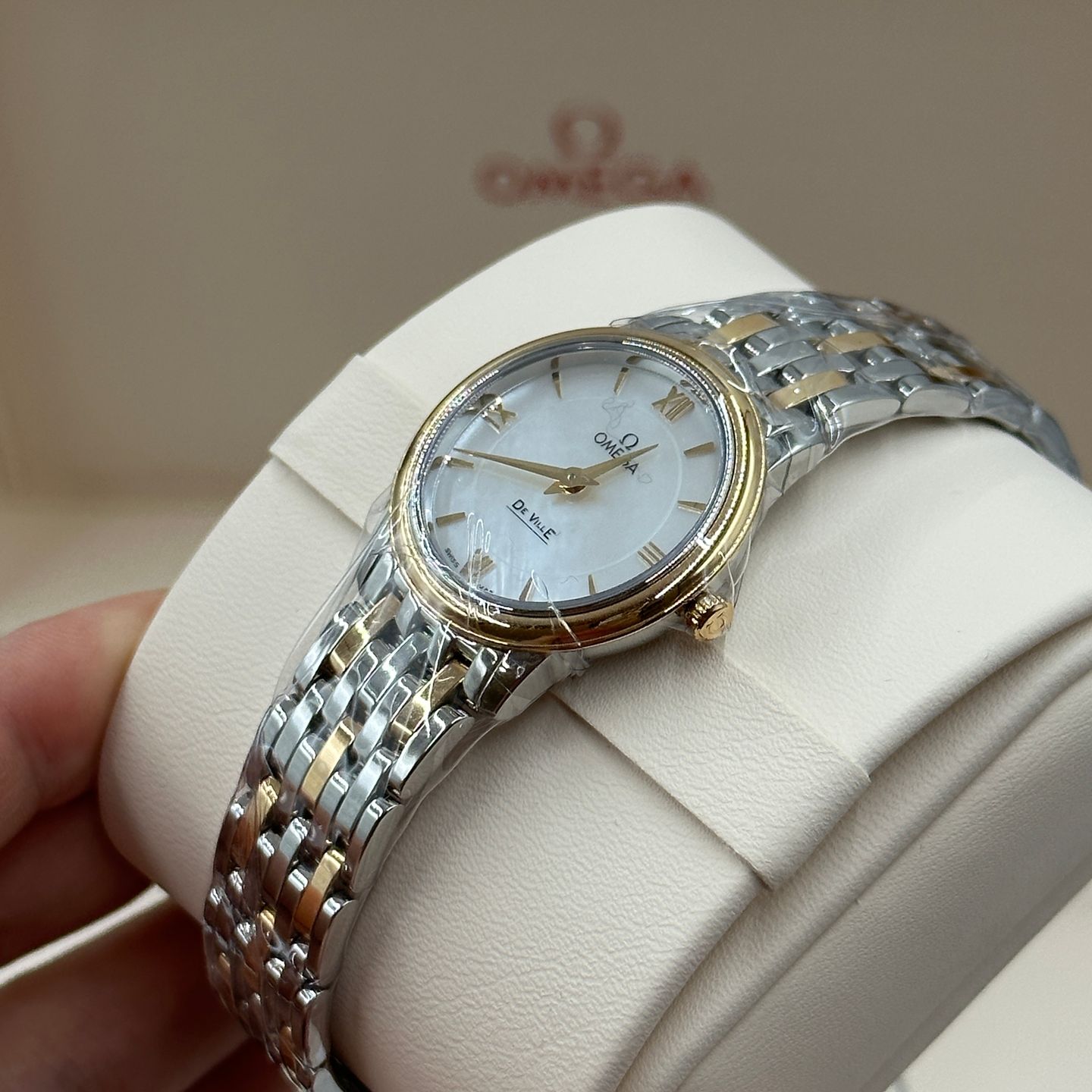 Omega De Ville Prestige 424.20.27.60.05.002 (2023) - Pearl dial 27 mm Gold/Steel case (4/8)