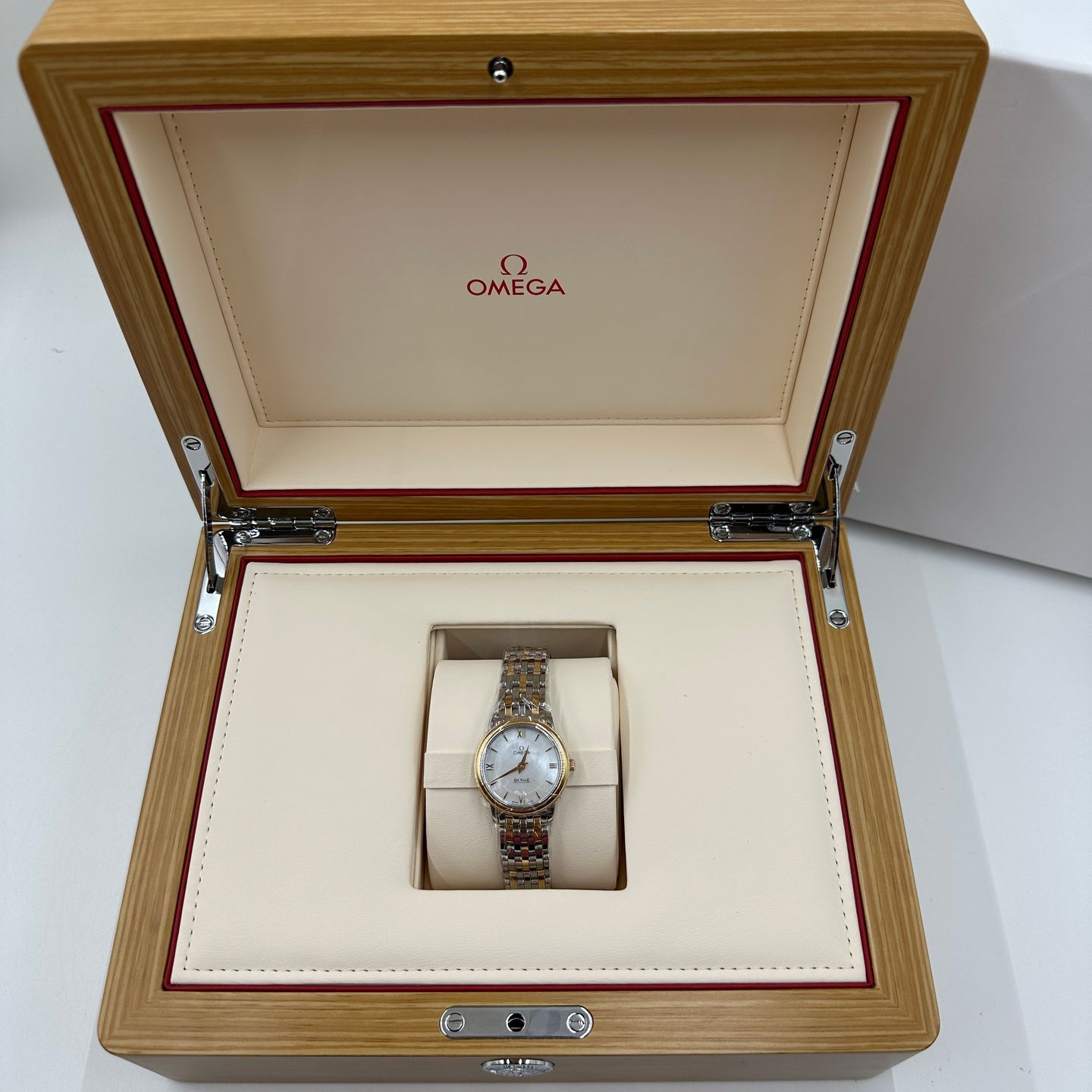 Omega De Ville Prestige 424.20.27.60.05.002 (2023) - Pearl dial 27 mm Gold/Steel case (2/8)