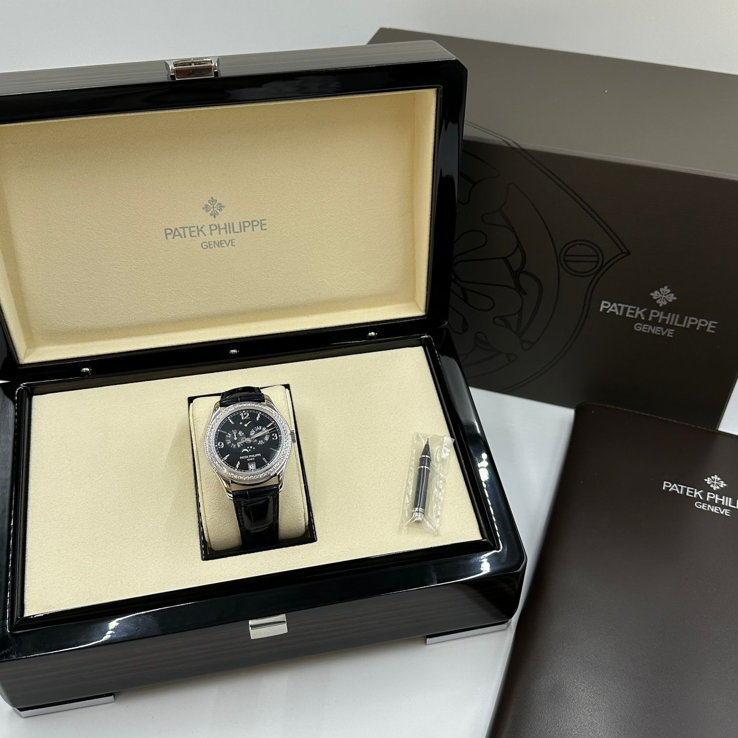 Patek Philippe Annual Calendar 5147G-001 (2024) - Black dial 39 mm White Gold case (2/8)