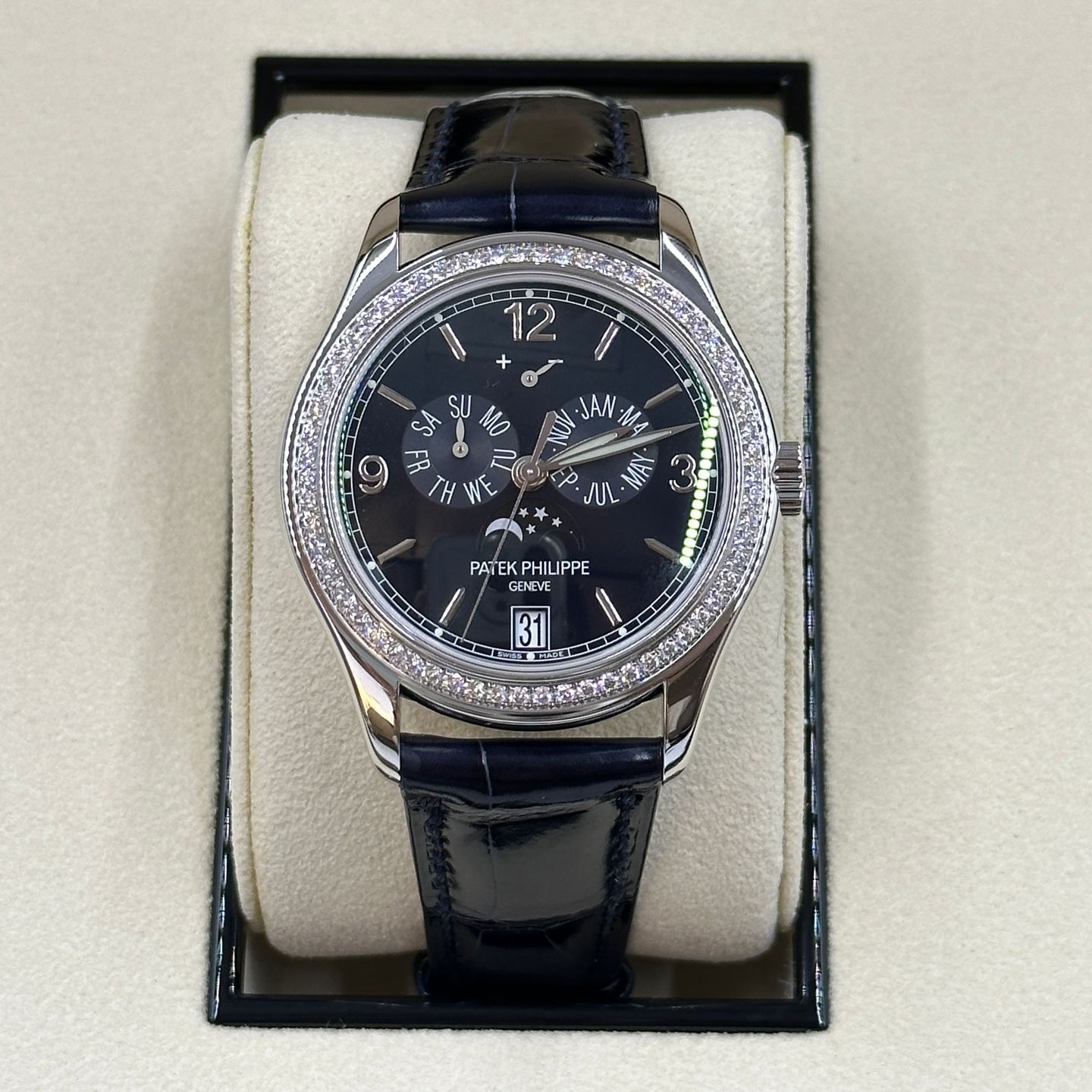 Patek Philippe Annual Calendar 5147G-001 (2024) - Black dial 39 mm White Gold case (3/8)