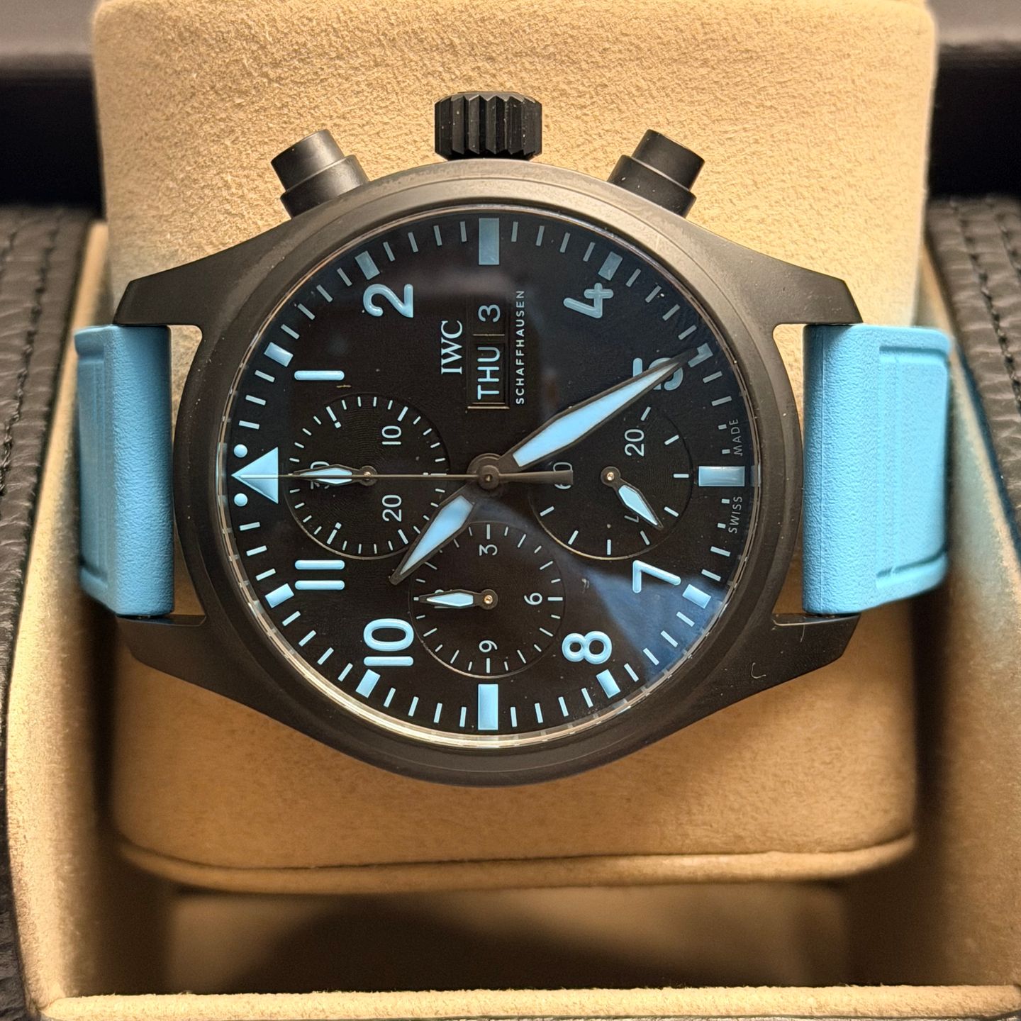 IWC Pilot IW389411 (2026) - Black dial 42 mm Ceramic case (3/6)