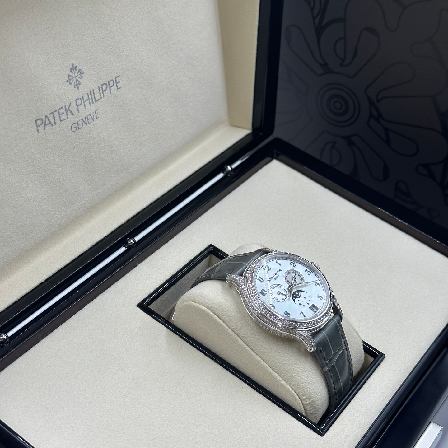 Patek Philippe Annual Calendar 4948G-010 (2024) - Pearl dial 38 mm White Gold case (2/8)