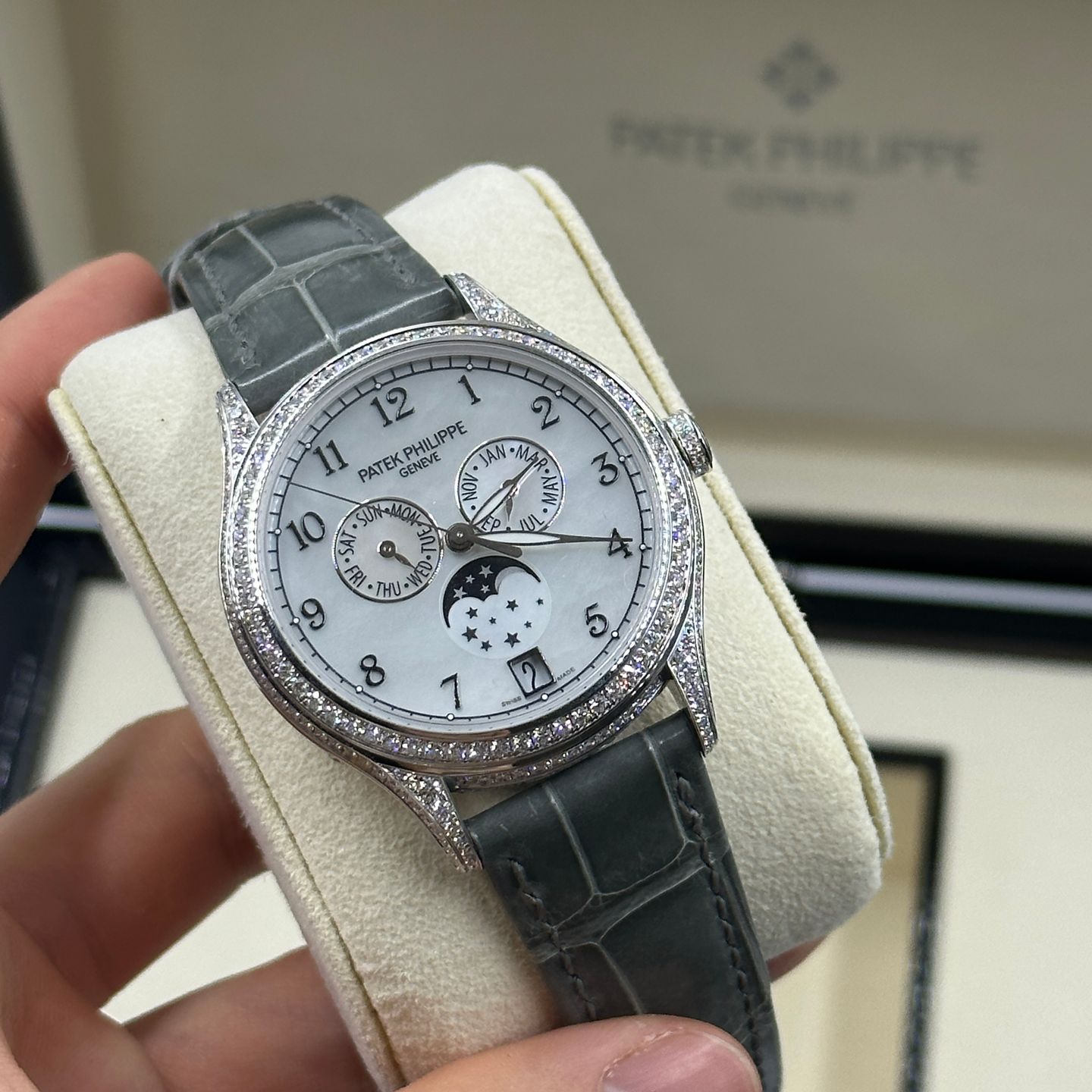 Patek Philippe Annual Calendar 4948G-010 (2024) - Pearl dial 38 mm White Gold case (4/8)