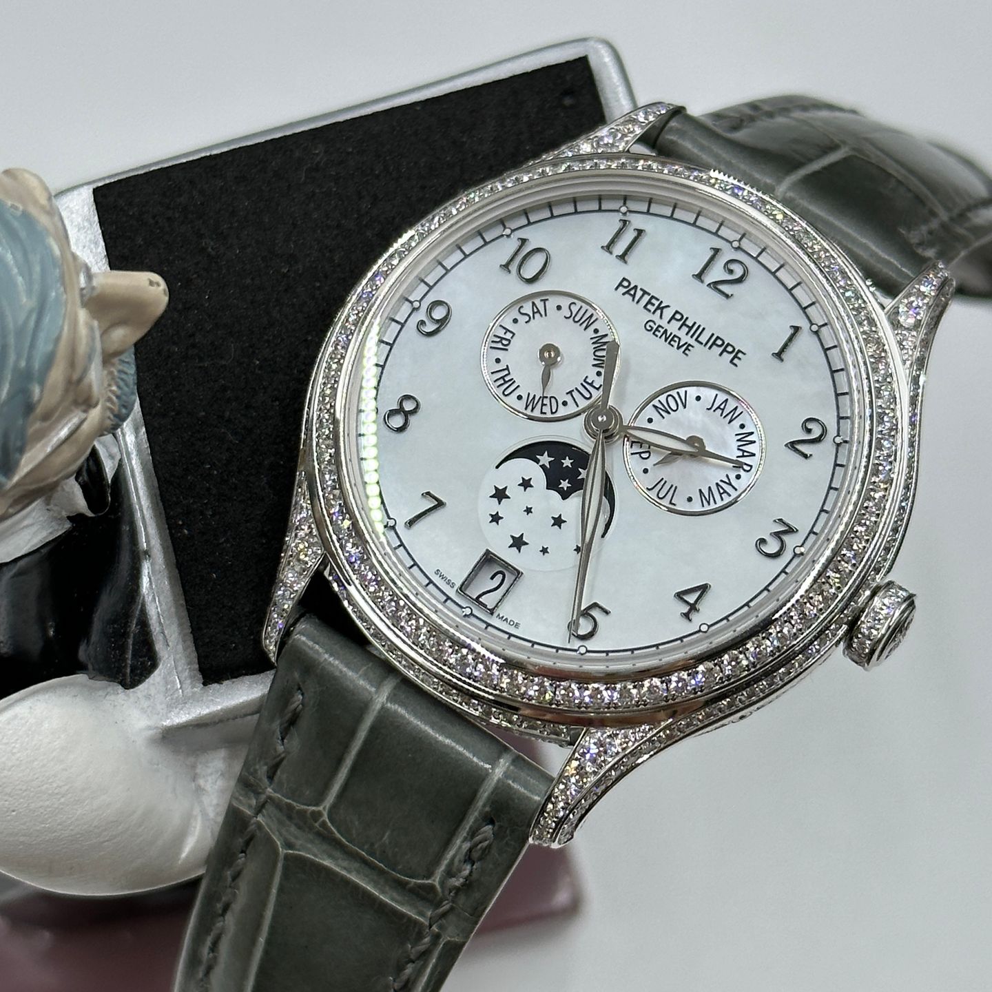 Patek Philippe Annual Calendar 4948G-010 (2024) - Pearl dial 38 mm White Gold case (1/8)