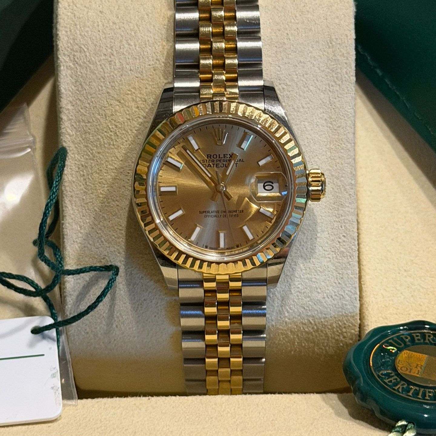 Rolex Lady-Datejust 279173 (2025) - Champagne wijzerplaat 28mm Goud/Staal (2/5)