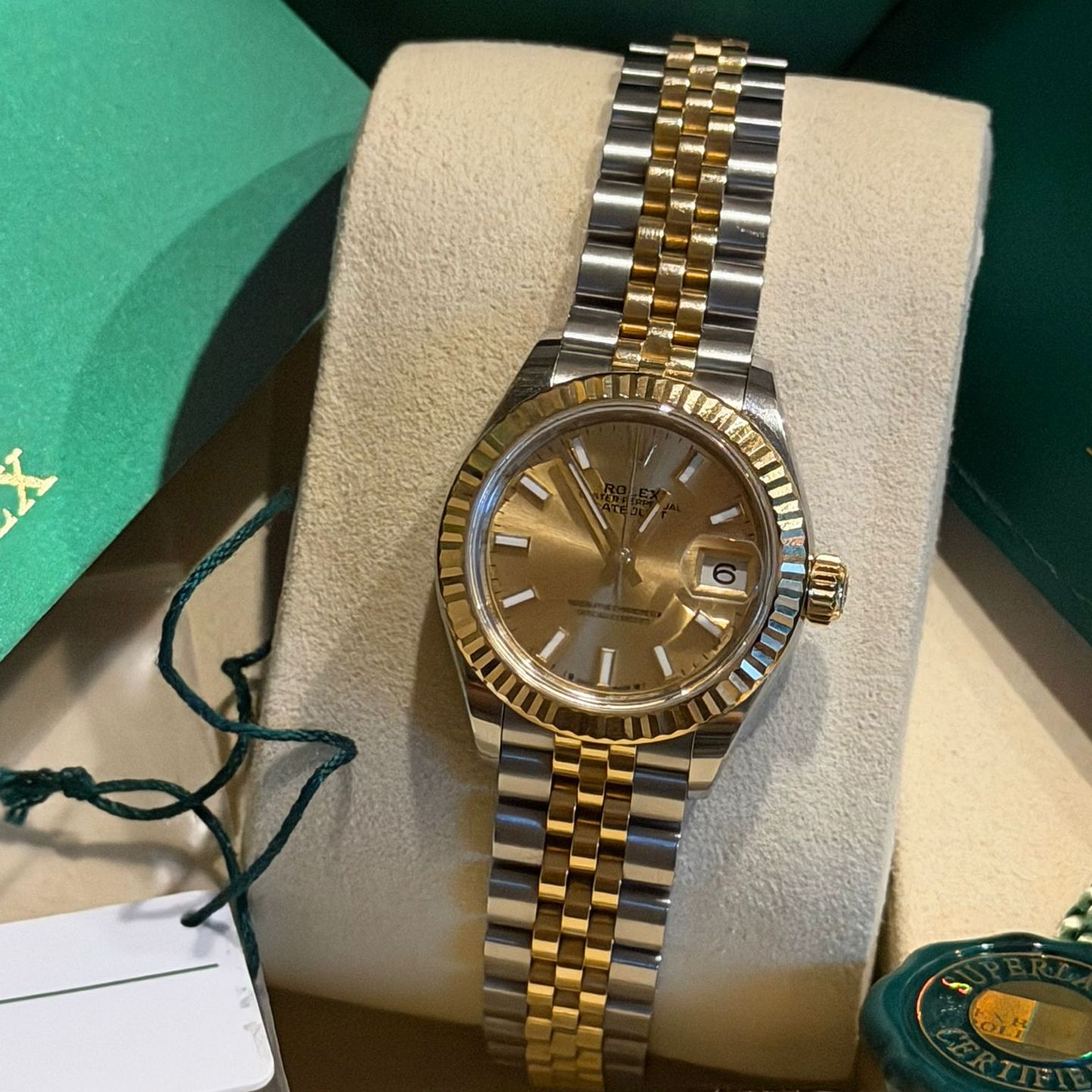 Rolex Lady-Datejust 279173 (2025) - Champagne wijzerplaat 28mm Goud/Staal (3/5)